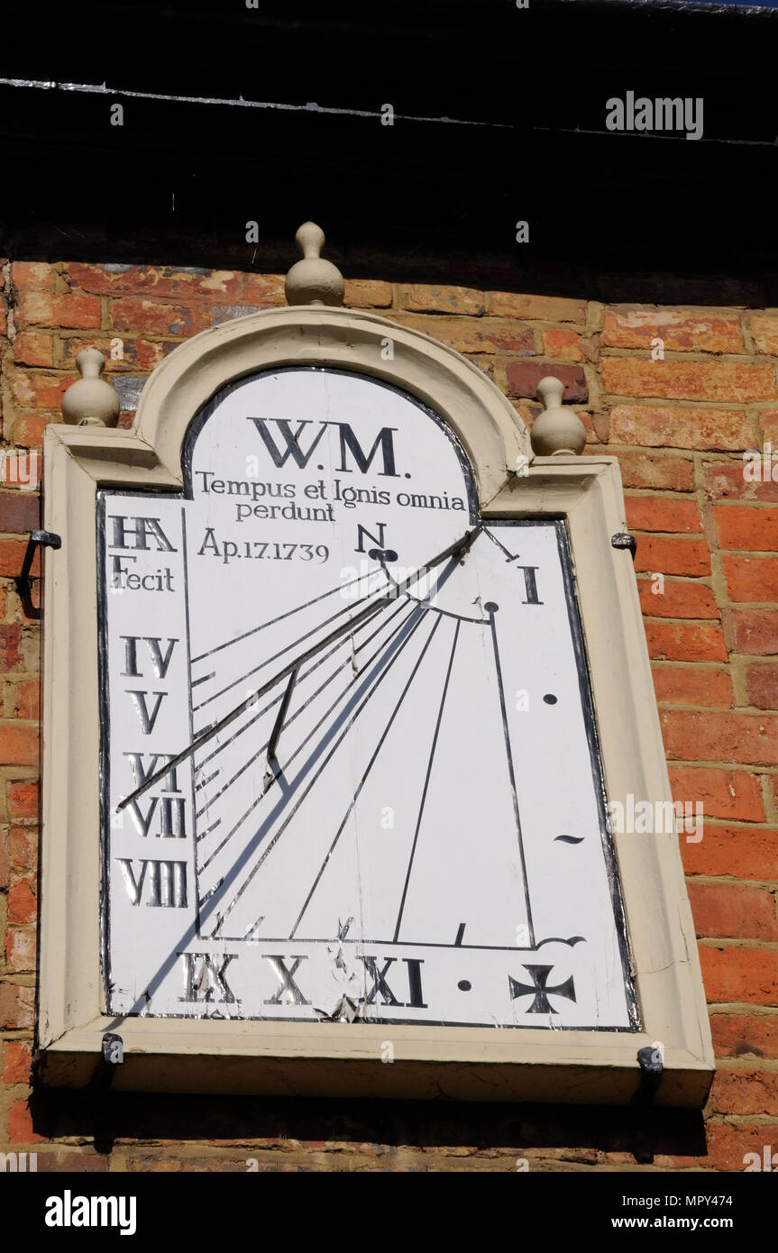 Sun Dial, Haus mit Sonnenuhr Ecke der Kirche St, Stony Stratford, Buckinghamshire hat eine bemerkenswerte Sonnenuhr, die trägt die Inschrift "Tempus Et Stockfoto