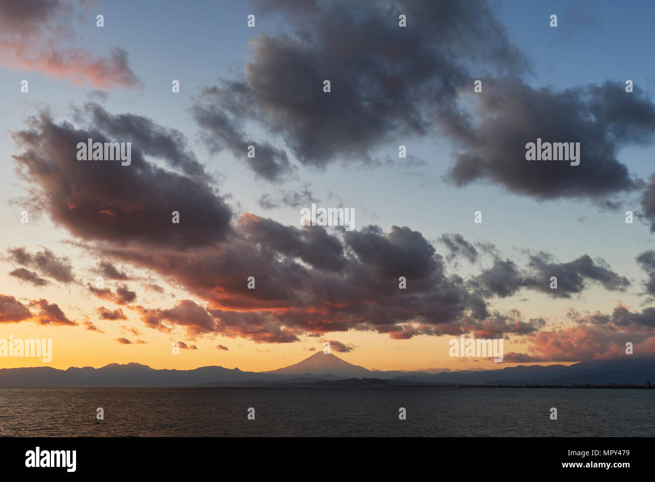 Malerischer Blick auf Insel Honshu durch den Berg Fuji gegen Himmel bei Sonnenuntergang Stockfoto