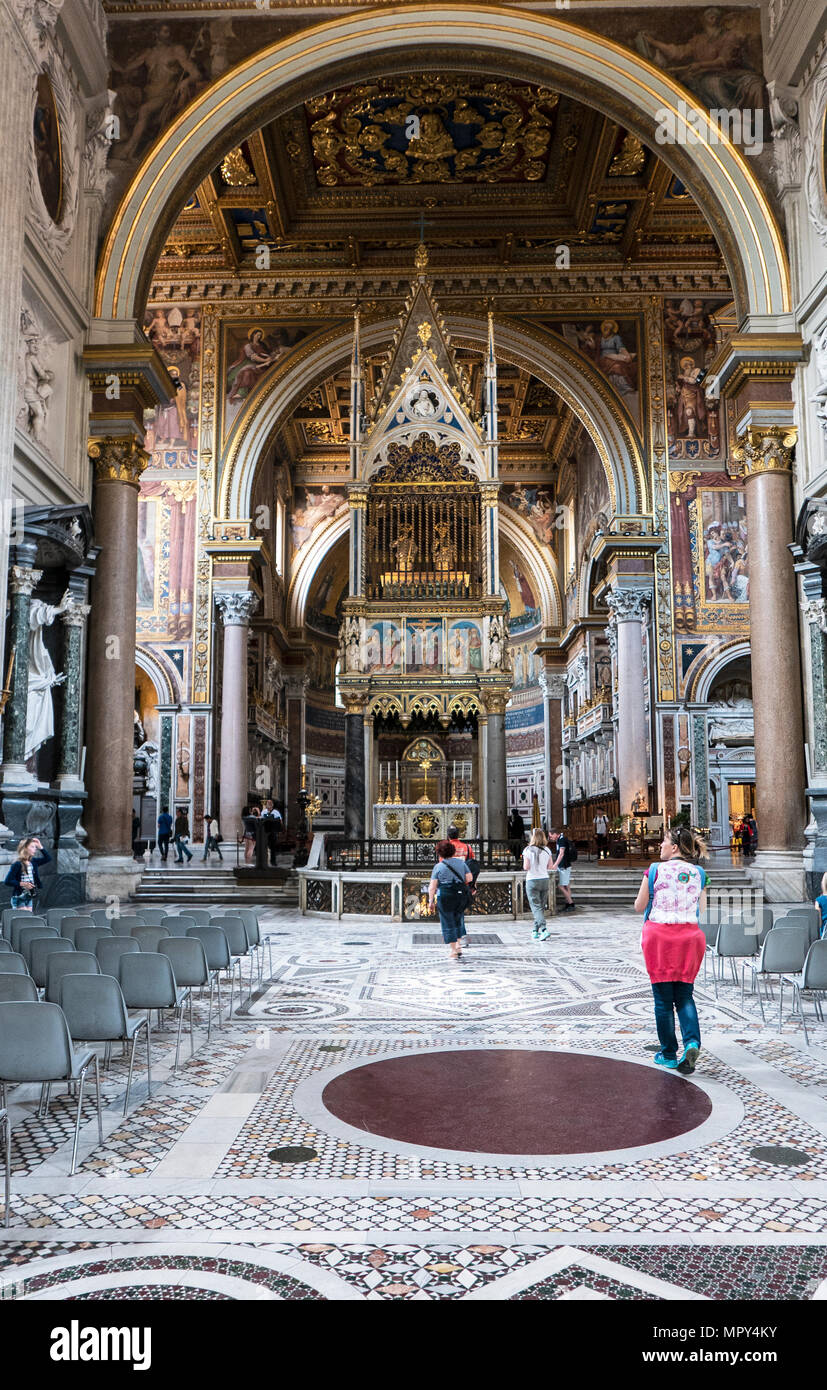 Archbasilica, San Giovanni in Laterano in Rom. Der gotische Hochaltar mit den sculls SS Peter & Paul hinter goldenen Balken am oberen Stockfoto