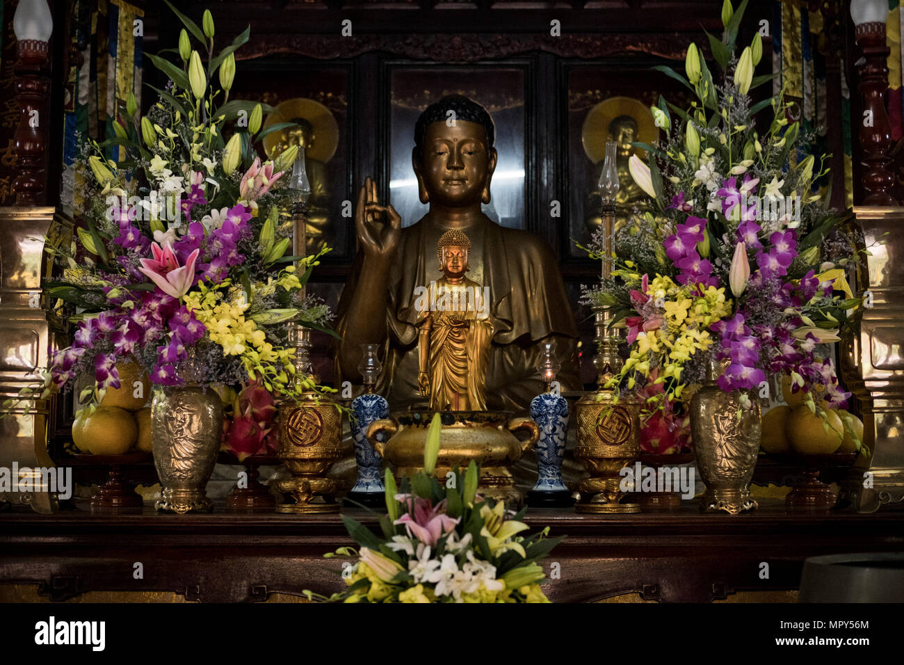 Buddha Statuen von Blumen im Tempel Stockfoto