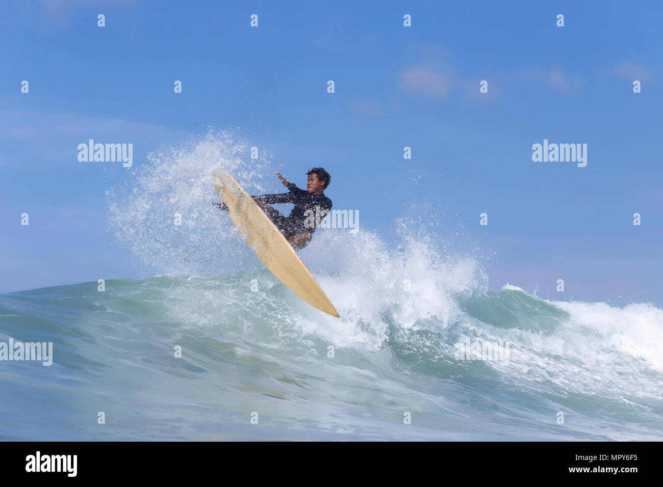 Man Surfen am Meer gegen den blauen Himmel Stockfoto