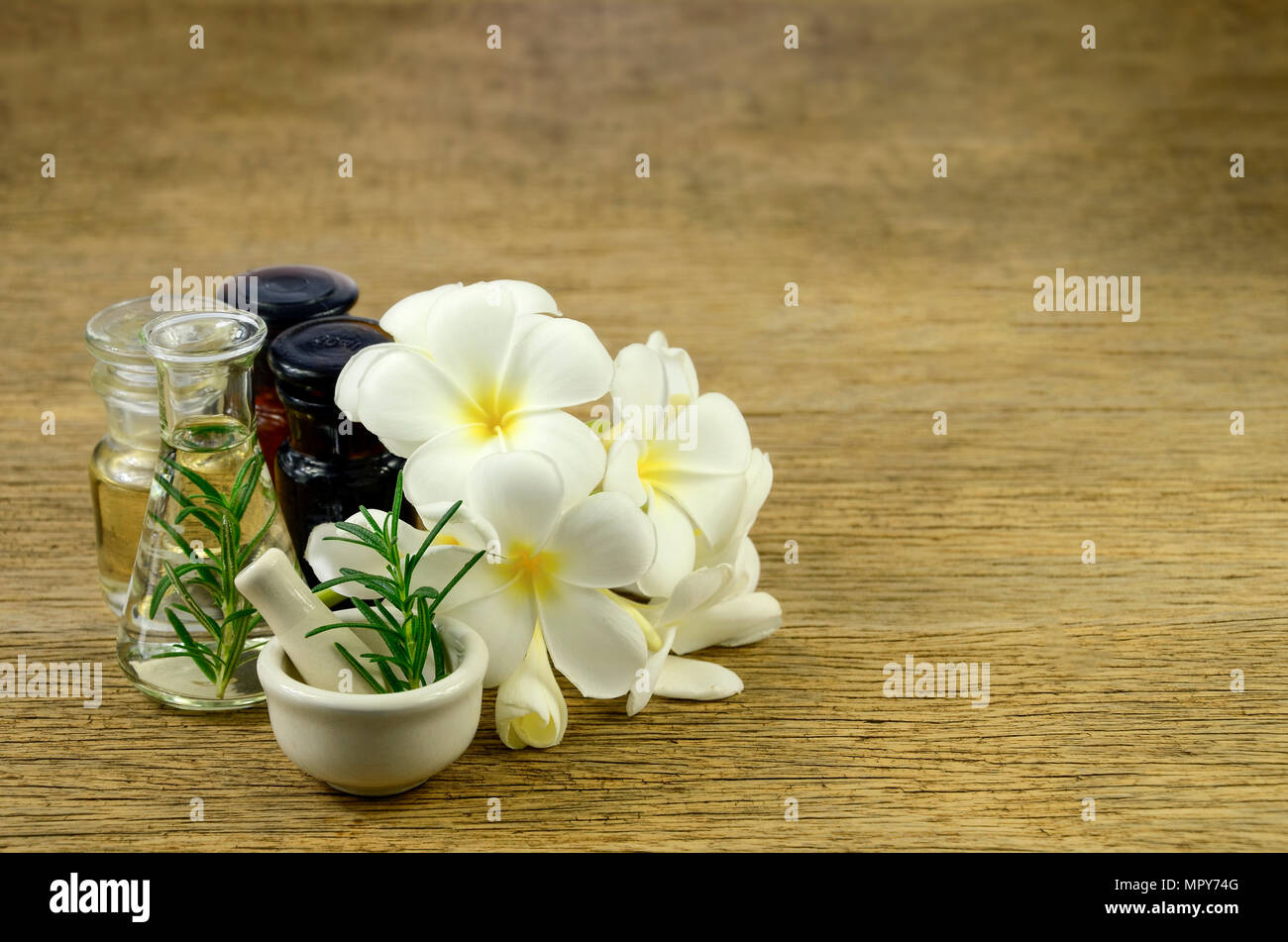 Rosmarin und ätherisches Öl für die Homöopathie zu beheben. Stockfoto