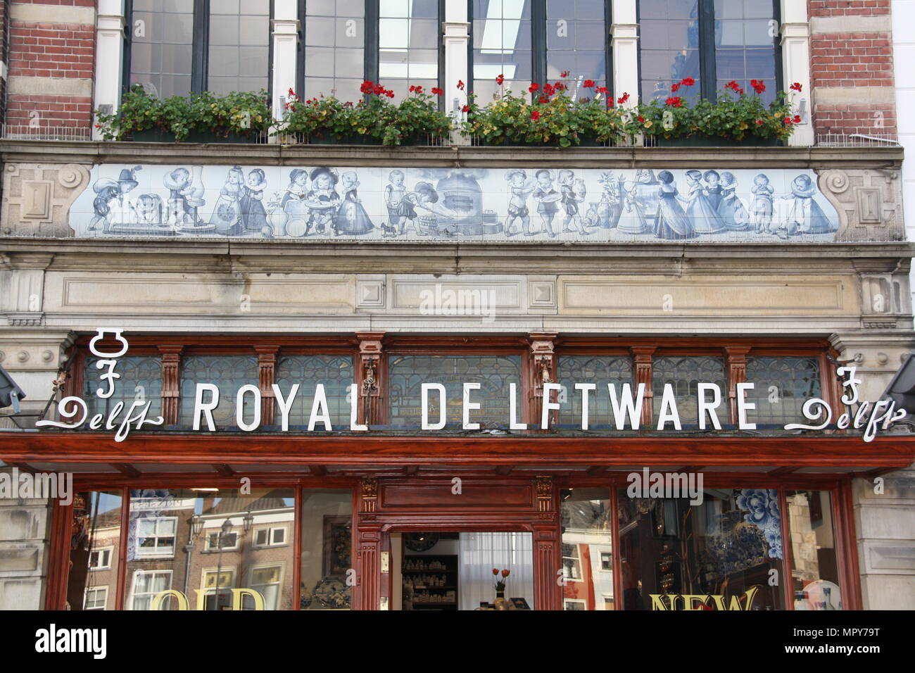Ein Geschäft mit Delfter niederländische Töpferwaren und Souvenirs in Delft, Niederlande. Stockfoto