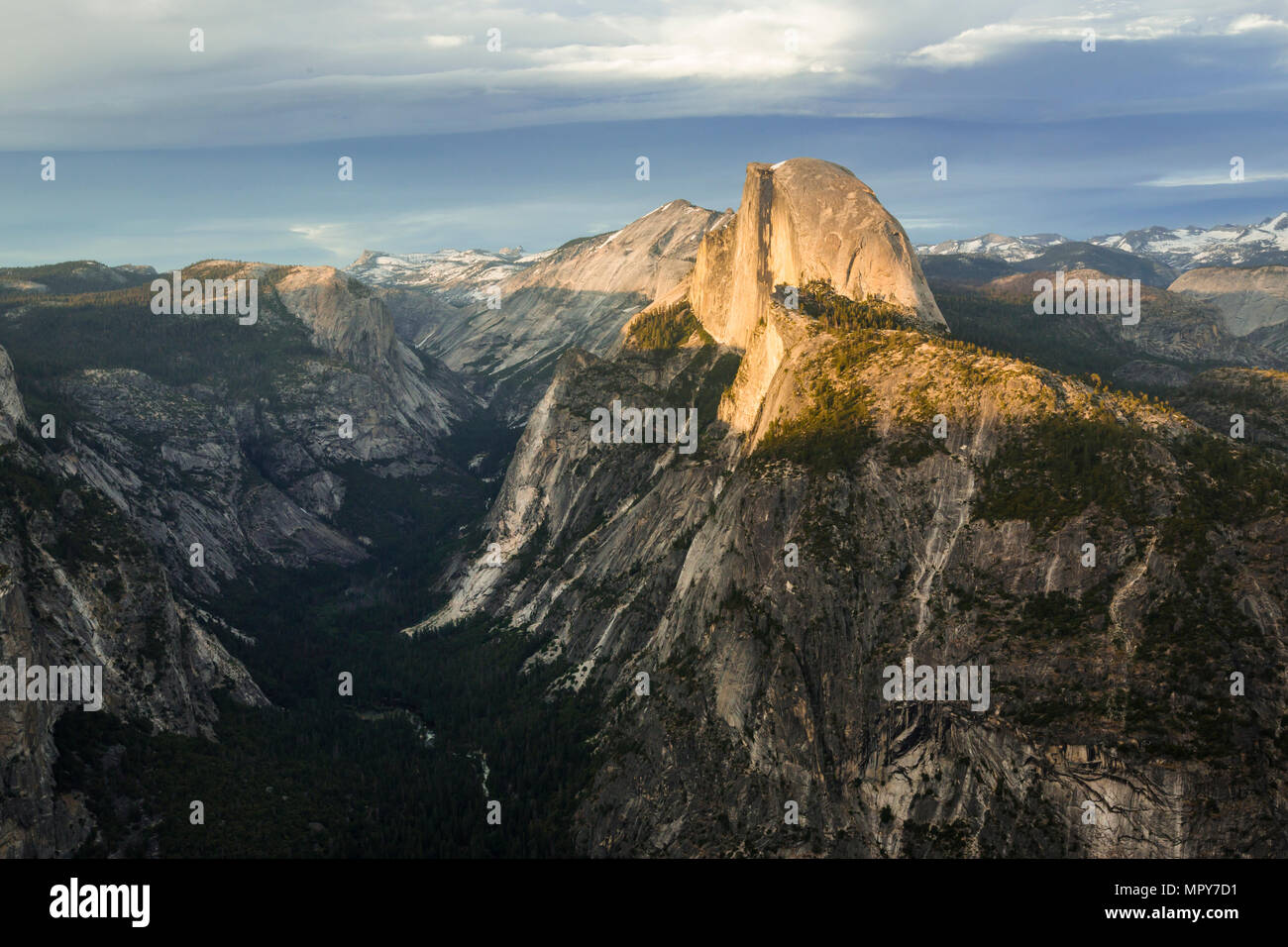 Malerische Aussicht auf die Berge gegen bewölkter Himmel im Yosemite National Park Stockfoto