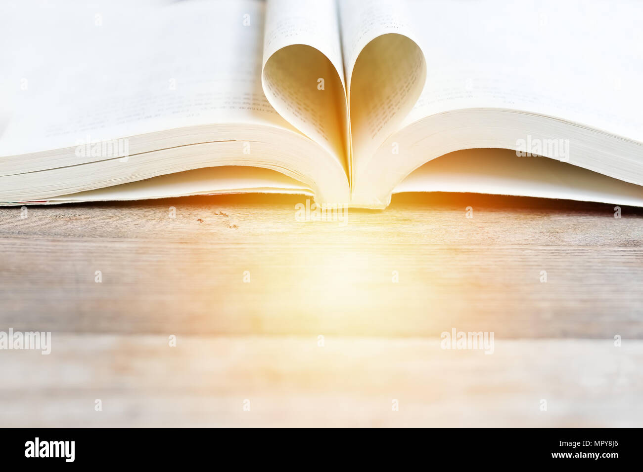 Buch in Herzform, Weisheit und Bildung Konzept, World Book und copyright Tag Stockfoto