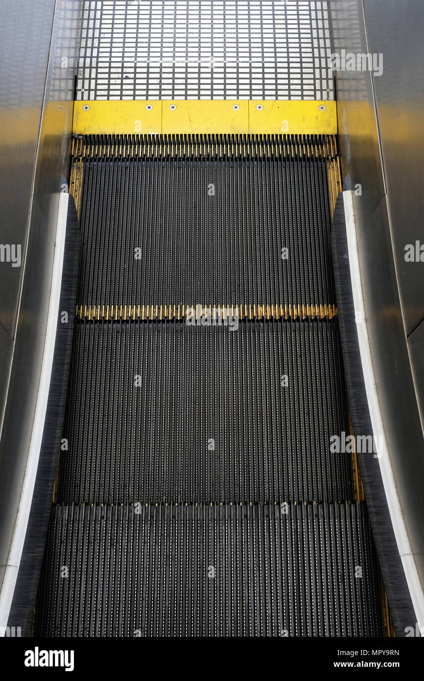 Hohe Betrachtungswinkel der Fahrtreppe Stockfoto