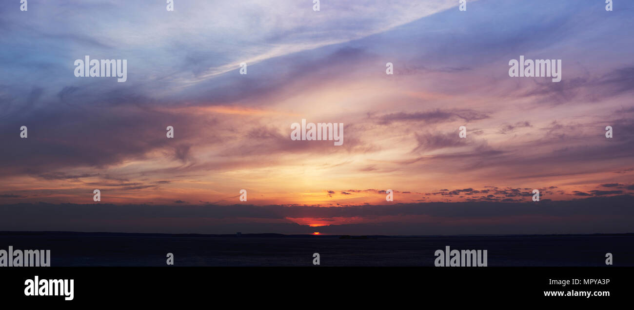 Panoramablick auf dramatische Himmel bei Sonnenuntergang Stockfoto