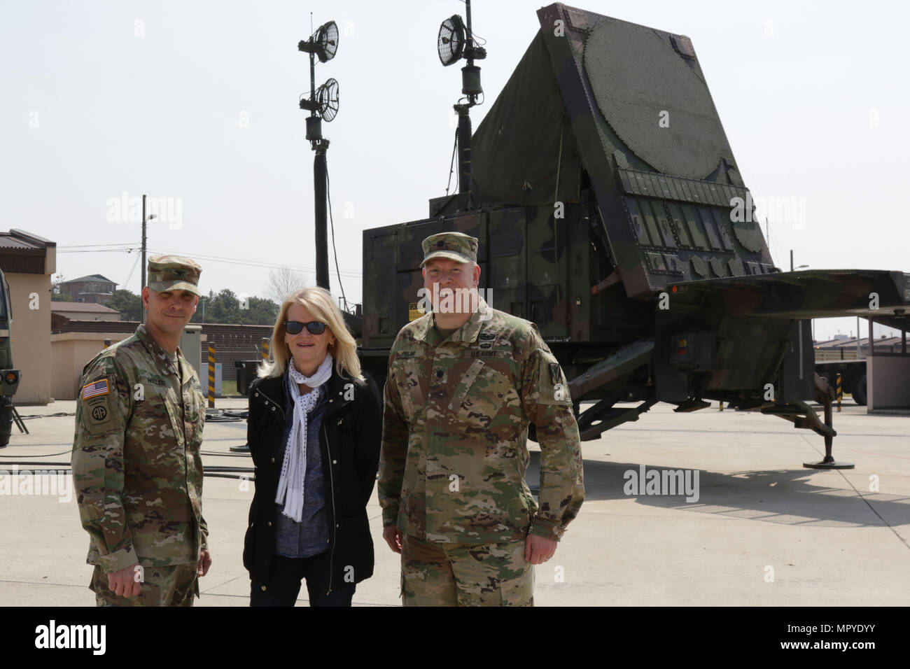 Von links nach rechts Armee Oberst Mark A. Holler der 35. Air Defense Artillery brigade Kommandeur, Martha Raddatz, ABC News Chef globalen Angelegenheiten Korrespondent, und Armee Oberstleutnant Mark Pelini, der 6-52. ADA Bataillonskommandeur, steht vor einem Patriot Radar auf Osan Air Base, Republik Korea, 15. April 2017. Raddatz tourte Osan Air Base um Einblicke auf der 8. Armee Mission in die Republik Korea. Stockfoto