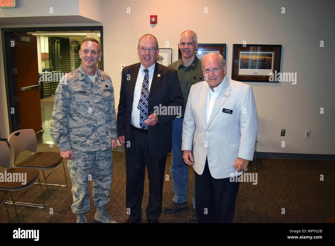 Tom Tudor trifft sich mit dem Personal an der Iowa Gold Star Militärmuseum auf Lager Dodge gemeinsame Manöver Training Center in Johnston, Iowa. (Von links nach rechts) Major General Randy Greenwood; Chief Of Staff - Iowa Air National Guard, Tom Tudor; Gastredner, Michael Vogt; Museumskurator, Bob Holliday; VR-Präsident. (U.S. Air National Guard Foto von techn. Sgt. Michael McGhee/freigegeben) Stockfoto