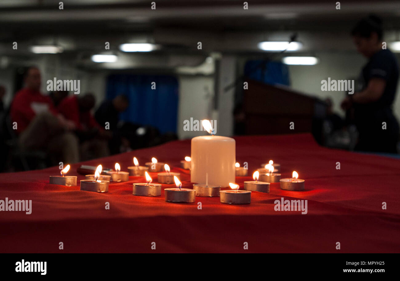 170424-N-RZ514-040 arabischen Golf (24. April 2017) Segler beobachten einen Moment der Stille bei einem Holocaust-Gedenken-Event an Bord des Flugzeugträgers USS George H.W. Bush (CVN-77) (GHWB). GHWB in den USA bereitgestellt wird 5. Flotte Bereich der Maßnahmen zur Erhöhung der Sicherheit im Seeverkehr Operationen, Verbündete und Partner zu beruhigen, und die Freiheit der Schifffahrt und den freien Fluss des Handels in der Region zu erhalten. (Foto: U.S. Navy Masse Kommunikation Spezialist Seemann Jennifer M. Kirkman/freigegeben) Stockfoto