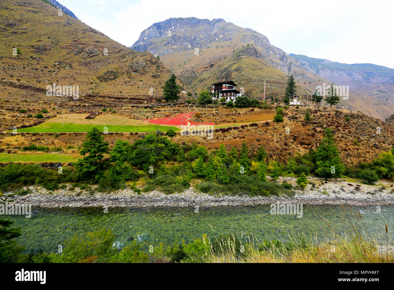 Paro Chhu oder Paro Fluss neben dem Berg bei Paro in Bhutan. Stockfoto