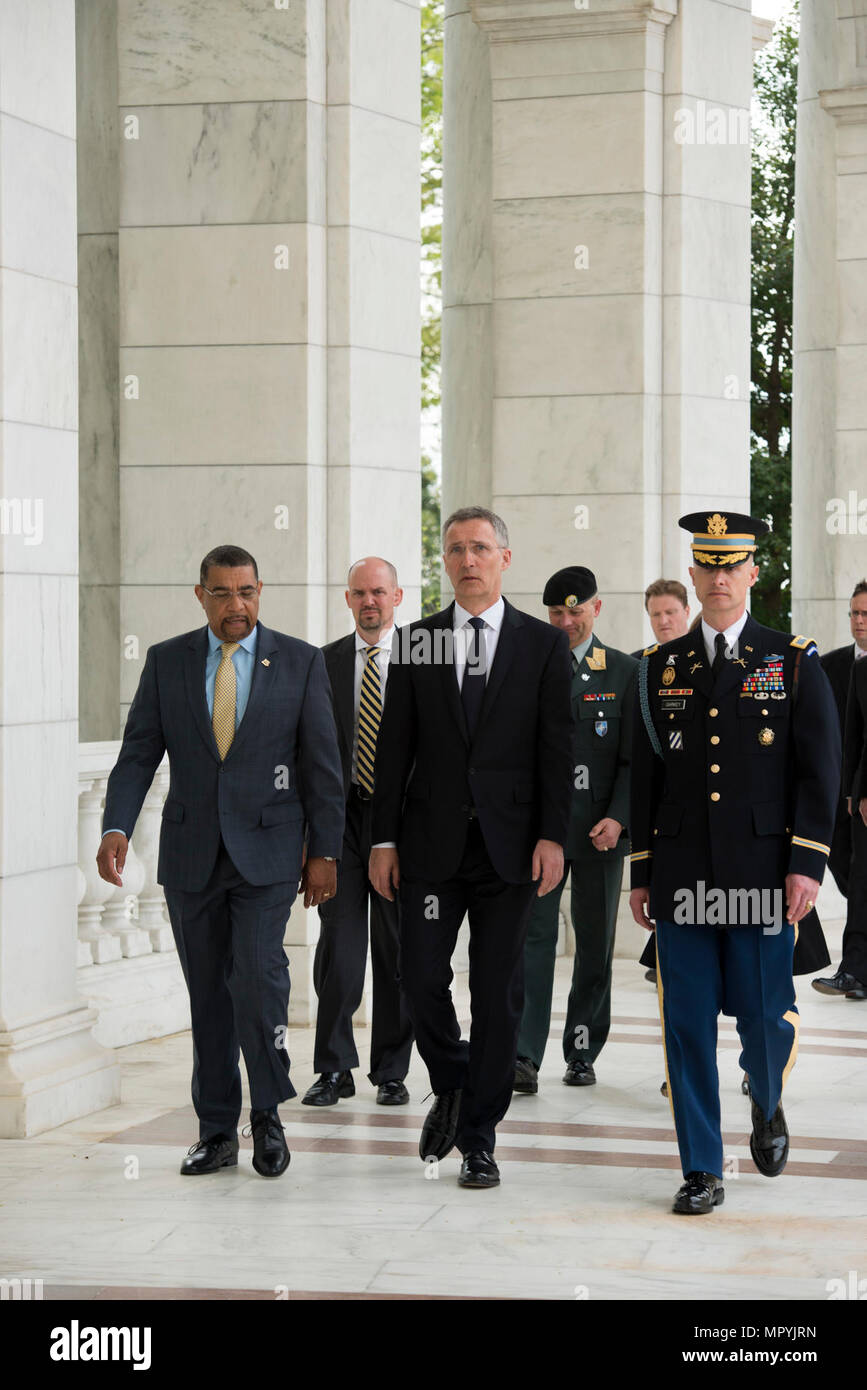 Von links, Arlington National Cemetery Stellvertretender Betriebsleiter für Friedhof Operationen Brion Moore, NATO-Generalsekretär Jens Stoltenberg und 3d-US-Infanterie Regiment (Die Alte Garde) Regimental Commander Oberst Jason Garkey Spaziergang durch das Denkmal Amphitheater auf dem Arlington National Cemetery, 12. April 2017 in Arlington, Virginia. Stoltenberg platziert einen Kranz am Grabmal des Unbekannten Soldaten während einer Kranzniederlegung Zeremonie. Stockfoto