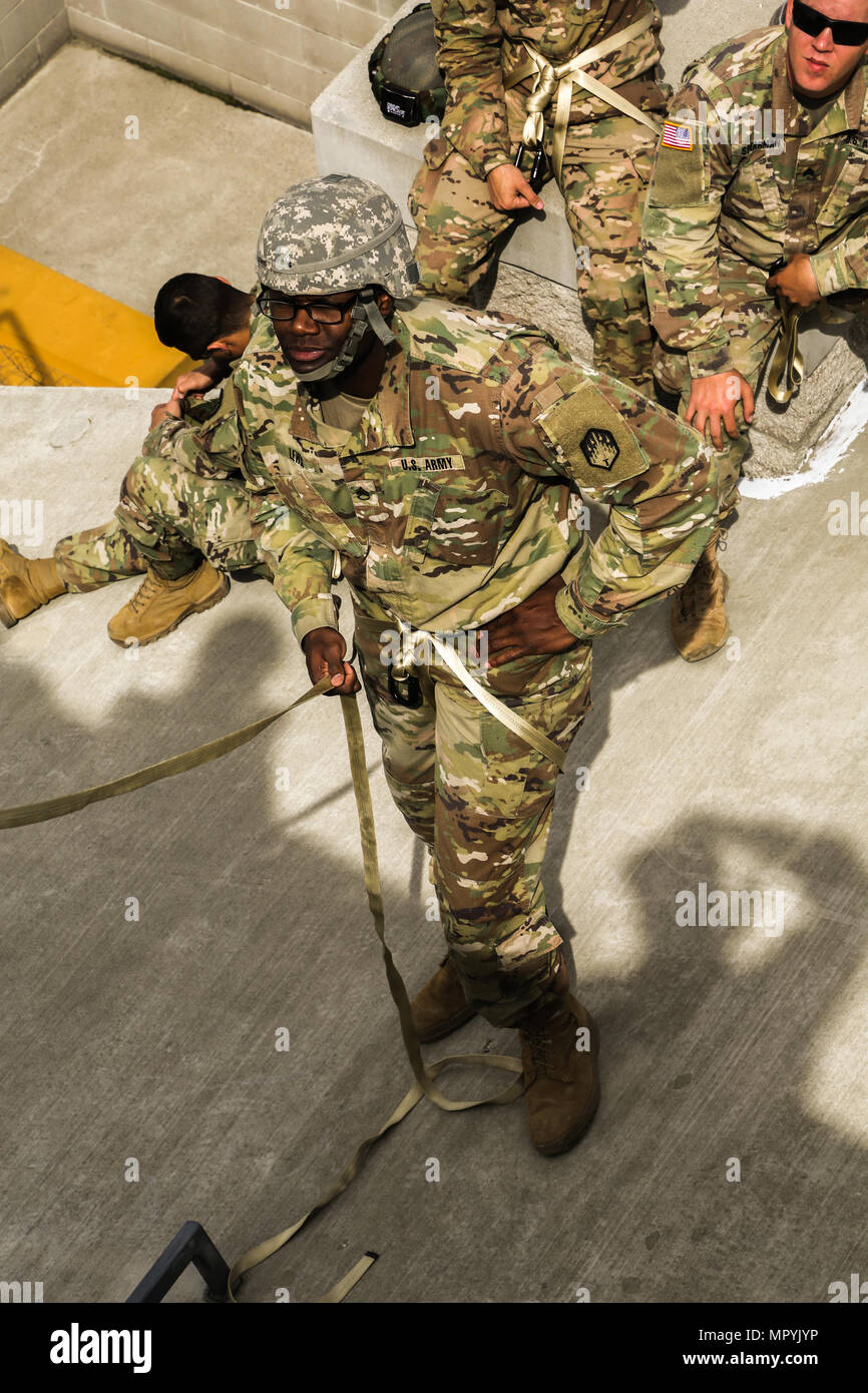 US Army Staff Sgt Willen Lewis, 20. CBRNE-Befehl dient als Anker und Sicherheit bei der vertikalen Access Schulungen in Yakima Feuerwache 95, Yakima, Washington, 24 April, 2017.The vertikale Access Schulungen soll adaptive Führer zu schaffen, die verschiedenen Bedrohungen im feindlichen und freundlichen Umfeld zu lösen kann. (Foto: U.S. Army Spc. Connor Kelly) Stockfoto