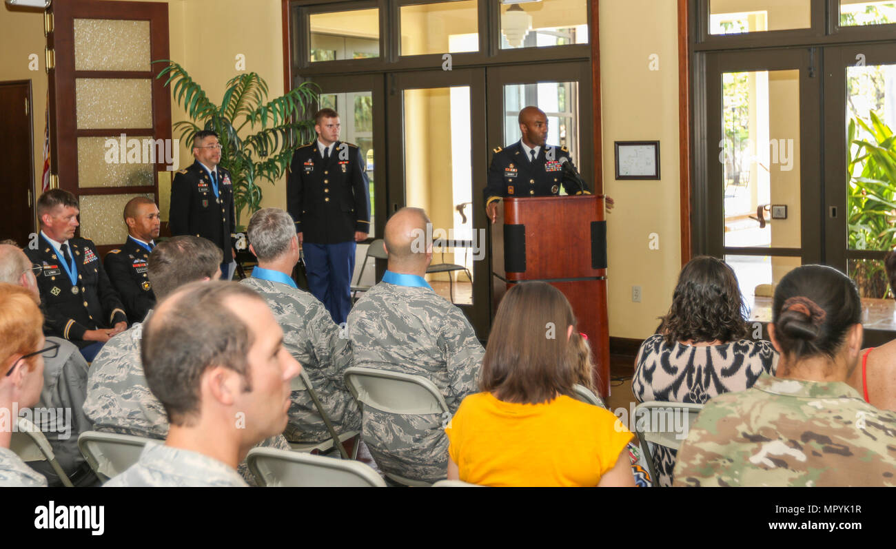 Der Kommandant der 94. Army Air und Missile Defense Command, Major General Sean A. Gainey, Adressen hielt das Publikum während der 94. AAMDC Knowlton Preisverleihung an der Ka Makani Gemeindezentrum, gemeinsame Basis Pearl Harbor-Hickam, Hawaii April 19. Knowlton Award wurde im Juni 1995 gegründet und erkennt Personen für einen wesentlichen Beitrag im Laufe ihrer Karriere zum Military Intelligence Corps. Stockfoto