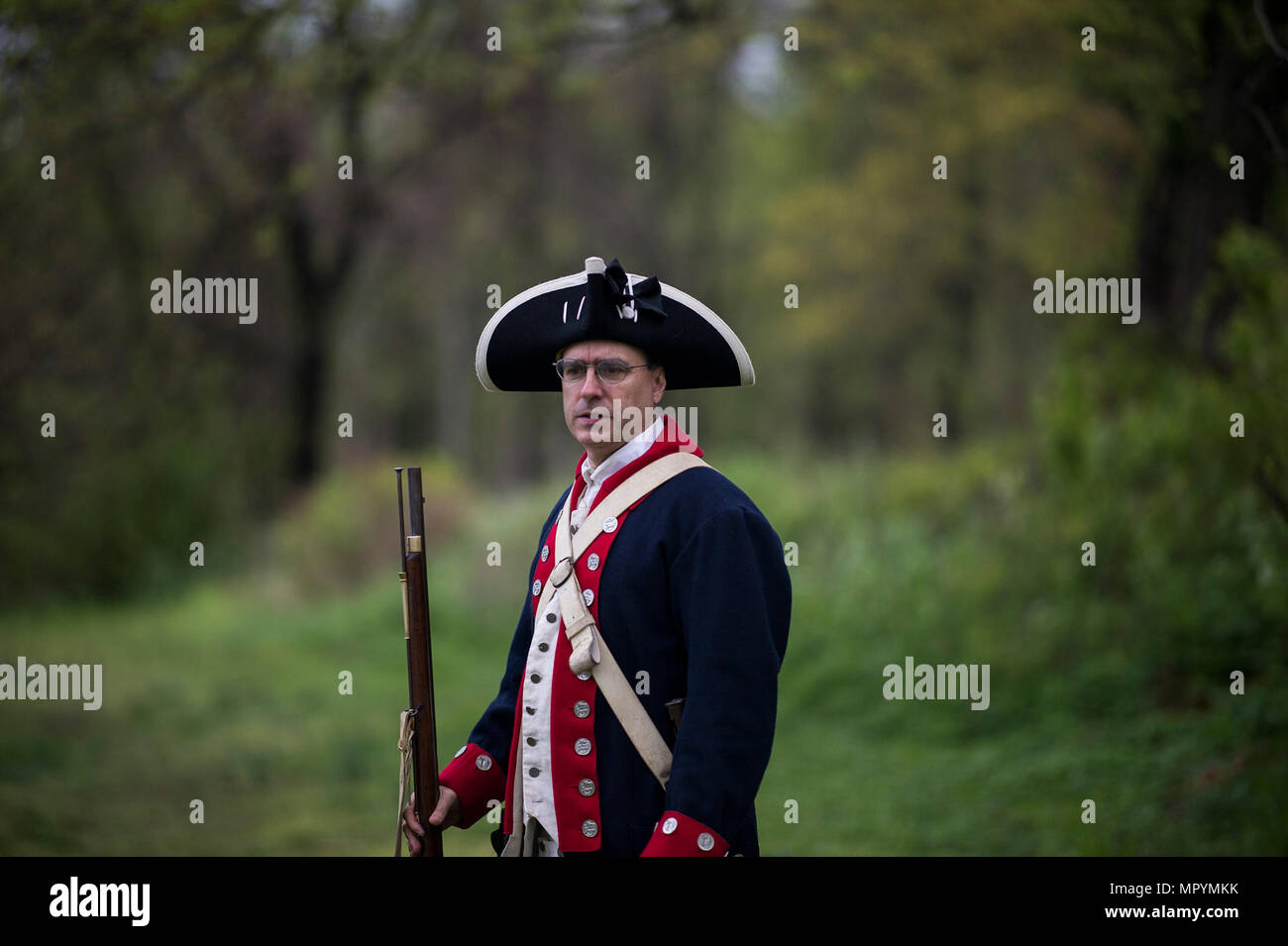 Clay Frankhead, eine Darstellung ein Continental-Soldat mit dem ersten New Jersey-Regiment Reenactor feuert seine Muskete zu Beginn einen zeitgesteuerten Ruck 12-Meilen-Marsch in der Region eine beste Krieger-Wettbewerb am 26. April 2017 zu markieren.    Vierzehn Soldaten treten die dreitägige Veranstaltung, 25-27 April 2017, welche Features Ereignisse zeitgesteuerte, einschließlich Häuserkampf Simulationen, ein Ruck der 12-Meilen-Marsch, Land-Navigation und der Armee körperliche Fitness-Test. Die beiden Gewinner gehen auf zu konkurrieren in 2017 Army National Guard besten Krieger Wettbewerb der Army Guard besten benannt werden und Stockfoto