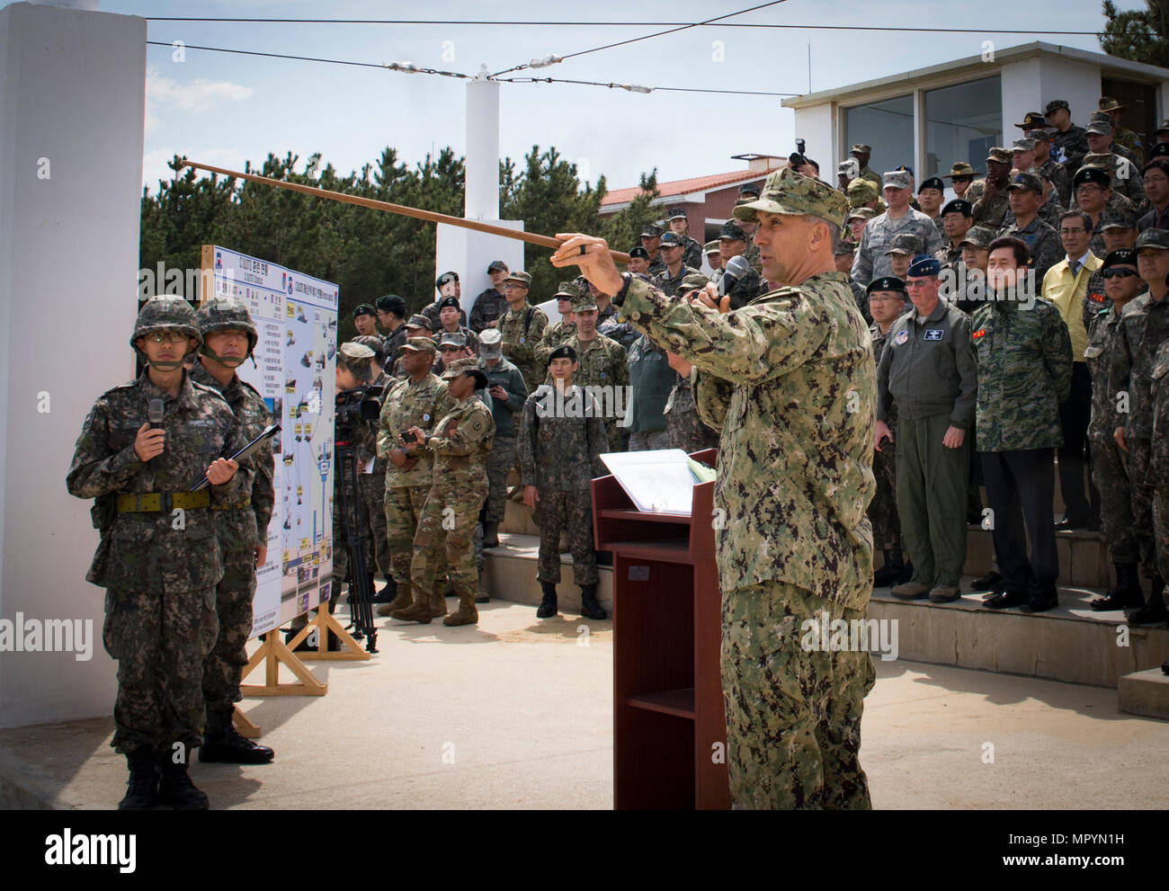 POHANG, Republik Korea (12. April 2017) - Hintere Adm. Cathal S. O'Connor, Kommandeur der Expeditionary Strike Group 3, erläutert die Combined Joint Logistics über das Ufer (CJLOTS) Mission, verehrte Besucher während des Betriebs Pazifik erreichen Übung 2017 (OPRex 17). 17 OPRex ist eine bilaterale Schulungsveranstaltung entwickelt, Bereitschaft zu gewährleisten und die ROK-U.S. sustain Allianz durch die Ausübung einer Bereich Distribution Center (ADC), ein Air Terminal Stromanschluss (Atsp), CJLOTS, und die Nutzung der Schiene, Binnenwasserstraßen, und heben Sie die Geschäftstätigkeit der operativen erreichen Konzept zu validieren. Stockfoto