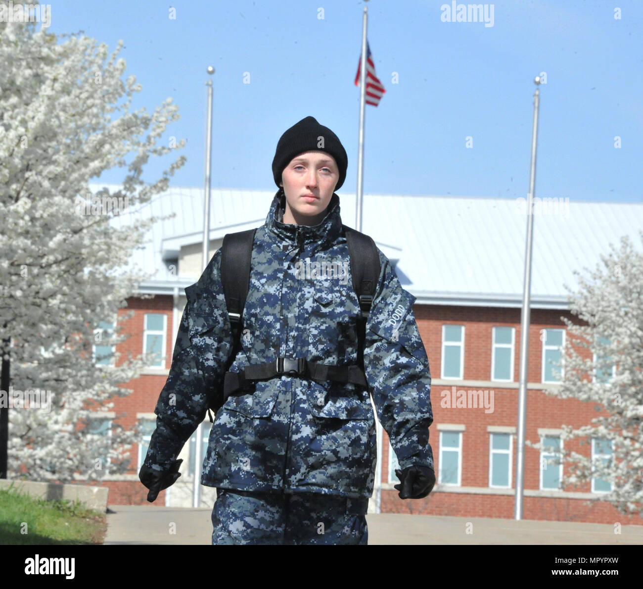 170424-N-SL853-012 GREAT LAKES, Il. (April. 24, 2017) Ein Rekrut marschiert auf Basis 24. April um rekrutieren Training Command. Rekruten Transit zu den einzelnen Bereichen von Ausbildung und Termine durch marschieren. Ca. 30.000-40.000 Rekruten Absolvent jährlich von der Marine nur Boot Camp. (US Navy Foto von Chief Petty Officer Seth Schaeffer/freigegeben) Stockfoto