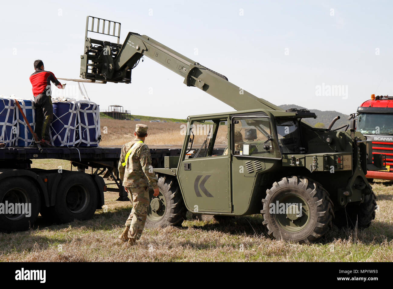 Soldaten aus 25. Transport-Bataillon laden 55-Gallong Schlagzeug auf einem Tieflader, 12. April 2017, bei einer Drop-Zone zwischen Daegu und Busan, Südkorea. Mehrere US-Vermögenswerte und ROK Air Force validiert ihre Antenne Logistik-Kapazitäten im Rahmen der laufenden Übung Operation Pacific Reichweite 17. Stockfoto