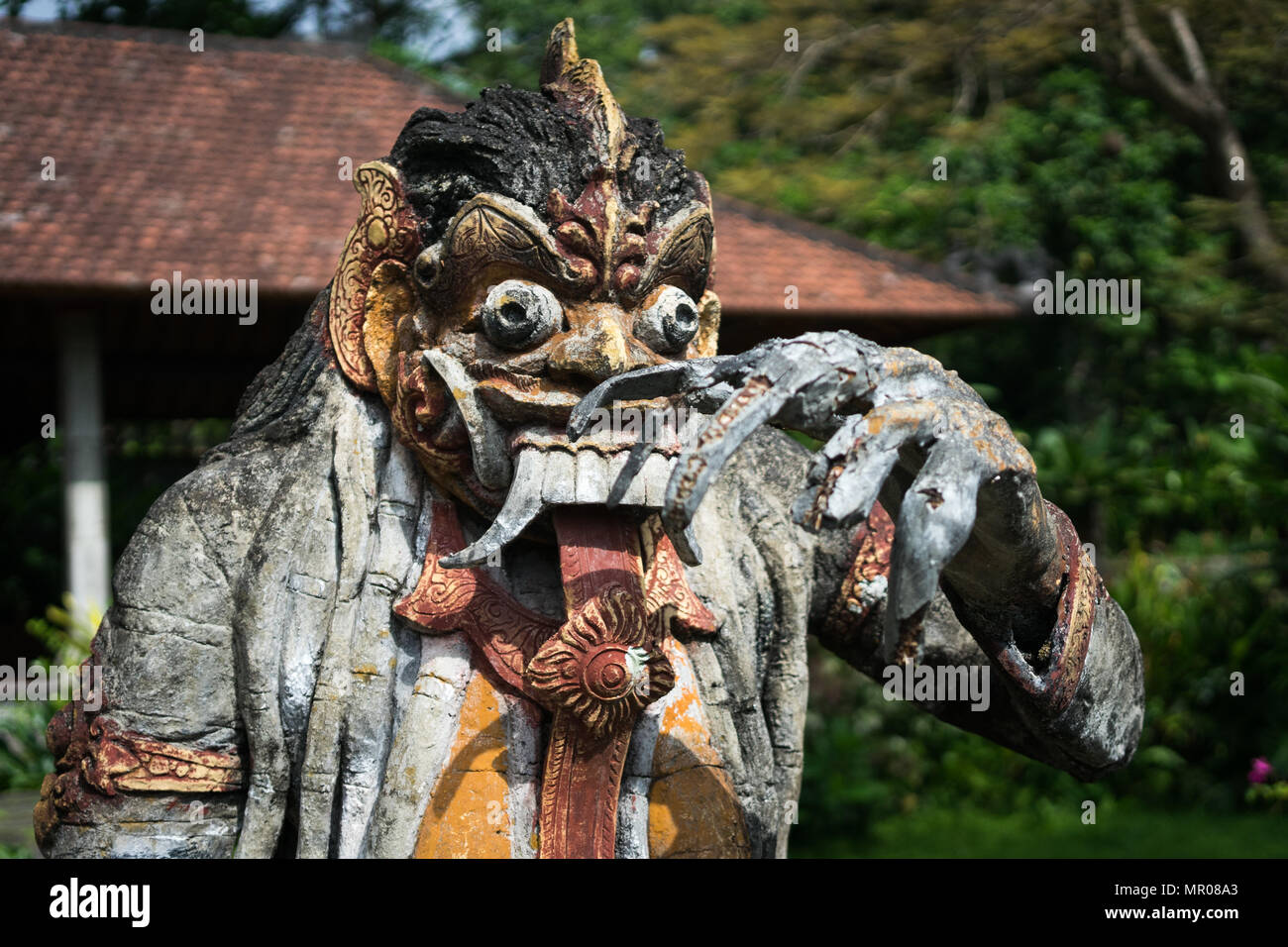 Erschreckend Hindu hölzerne Statue an der Tirta Gangga wasser Palace, Karangasem, in Bali, Indonesien (17.05.2018) Stockfoto