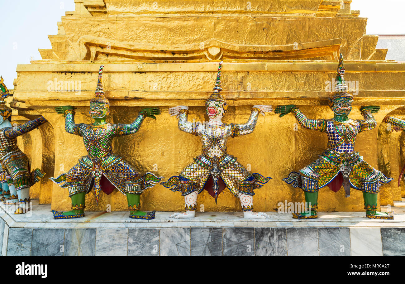 Grand Palace und Wat Phra Keaw bei Sonnenuntergang in Bangkok, Thailand. Schöne Wahrzeichen von Thailand. Tempel des Smaragd-Buddha. Landschaft der Hauptstadt cit Stockfoto