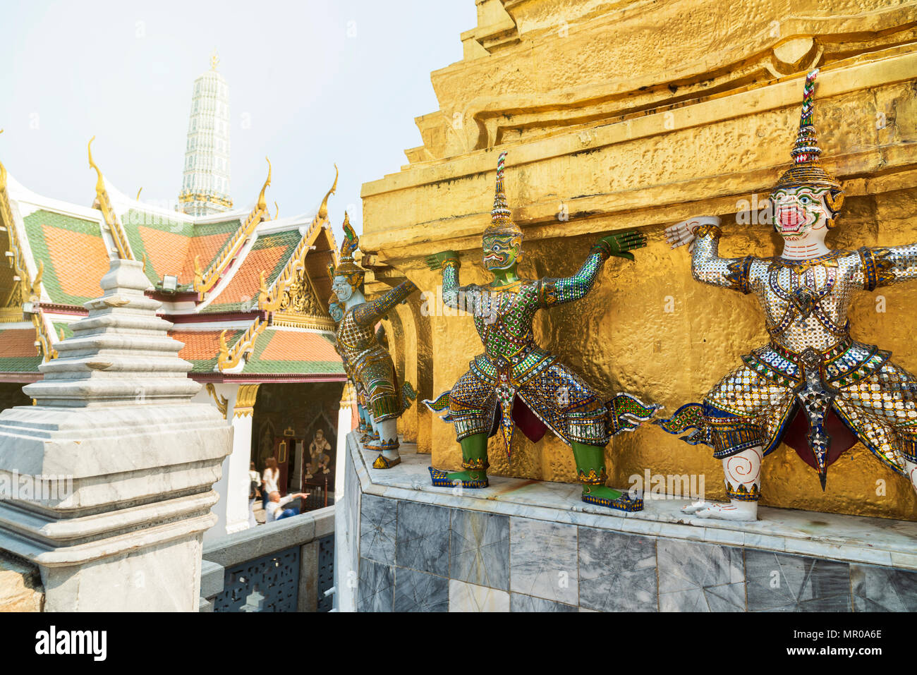 Grand Palace und Wat Phra Keaw bei Sonnenuntergang in Bangkok, Thailand. Schöne Wahrzeichen von Thailand. Tempel des Smaragd-Buddha. Landschaft der Hauptstadt cit Stockfoto