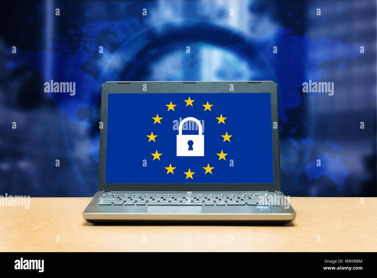 Allgemeine Datenschutzverordnung - Laptop auf einem Tisch, blauer Bildschirm mit Bipr Stockfoto
