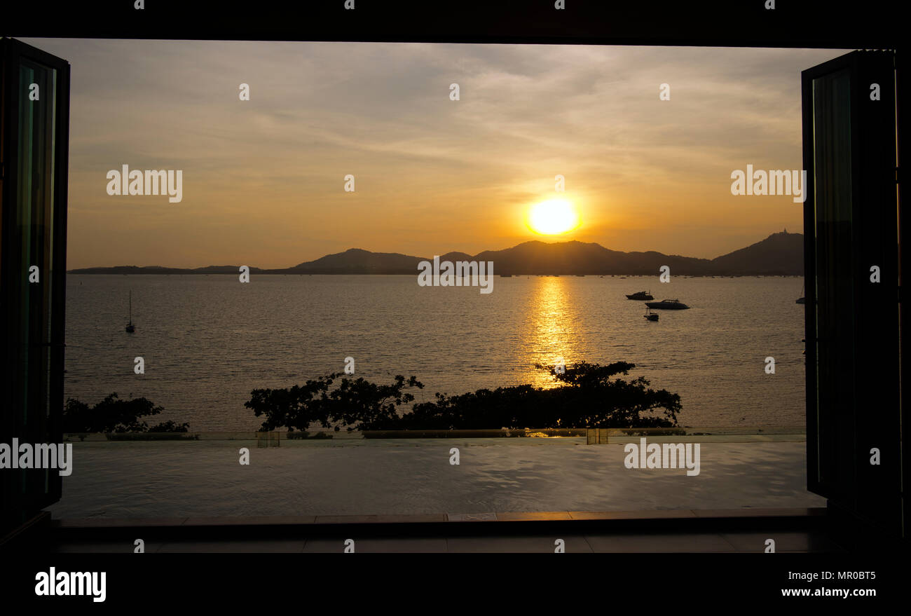 Sonnenuntergang Chalong Bay an der Rezeption meine Beach Resort Panwa Beach Phuket Thailand Stockfoto