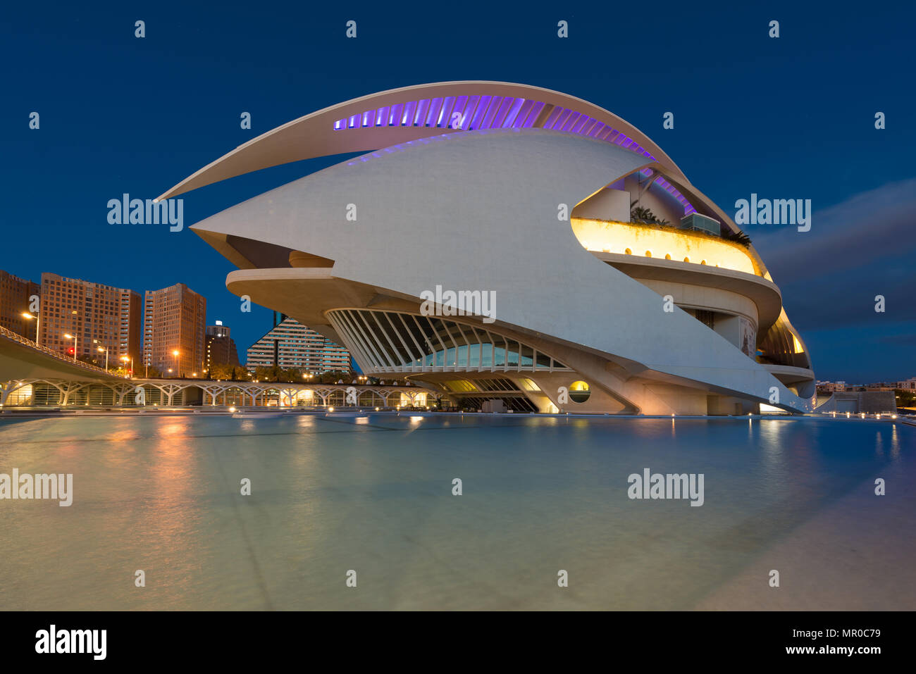 Valencia Opernhaus oder Palau de les Arts Reina Sofia in der Nacht in Valencia, Spanien. Stockfoto