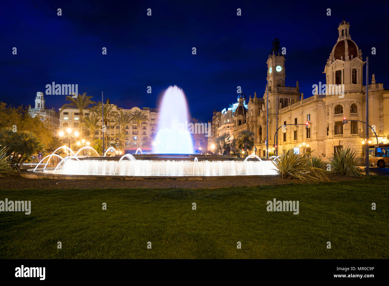 Valencia Rathaus auf der Plaza del Ayuntamiento mit bunten Brunnen in Valencia, Spanien. Stockfoto