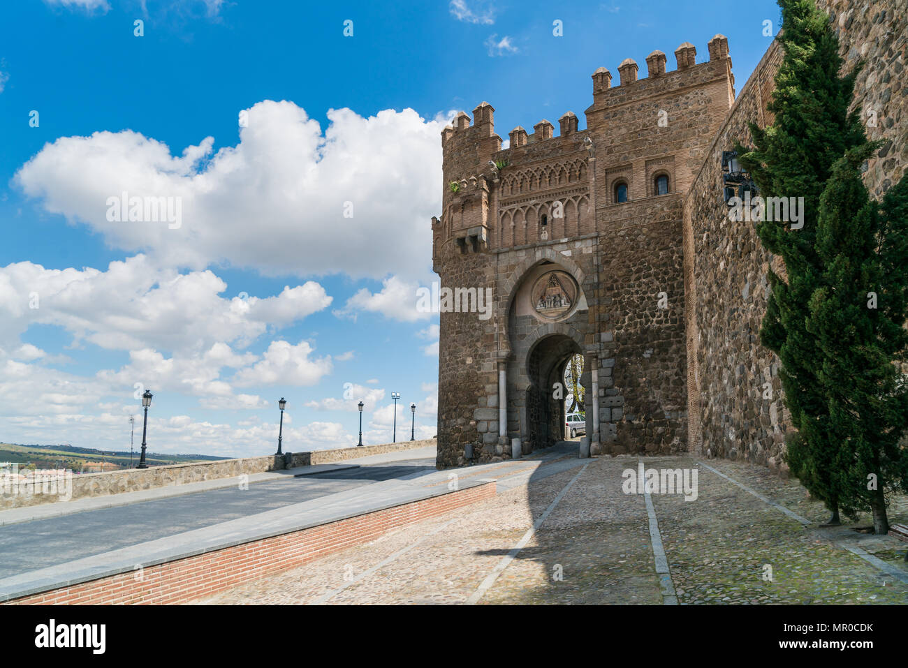Puerta de ValmardÃ³n in der historischen Altstadt von Toledo mit schönen Himmel in Toledo, in der Nähe von Madrid, Spanien. Stockfoto