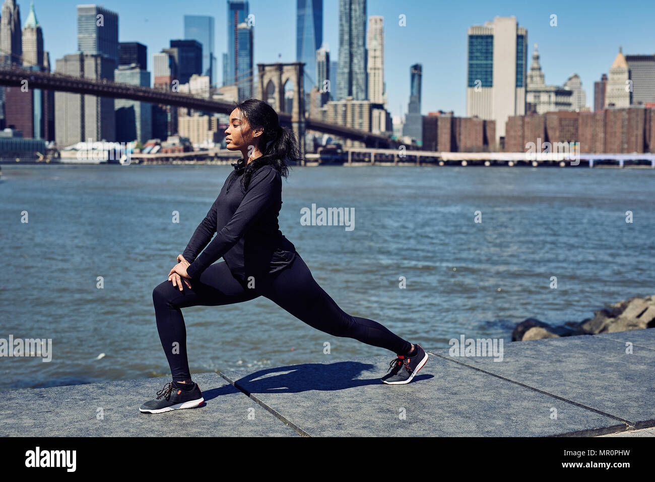 Schwarze Frau erstreckt sich bevor Sie in New York City Stockfoto