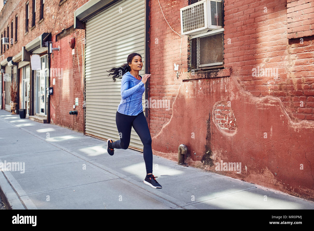 Schwarze Frau läuft in Brooklyn, NY Stockfoto