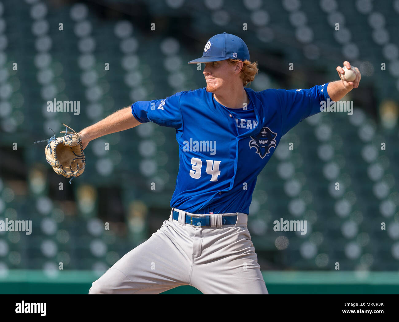 23. Mai 2018: New Orleans Krug John Stephens (34) Abwicklung ein Pitch während der Süden Konferenz Meisterschaften 2018 zu liefern. Spiel 3 New Orleans vs Sam Houston im Sternbild Feld Sugar Land, Texas. Nr. 8 New Orleans Privateers verordnungdrogeverkäufen die Nr. 1 Sam Houston Zustand 4-3 in 10 Innings, etwas, das nicht seit 2015 geschehen ist, Stockfoto