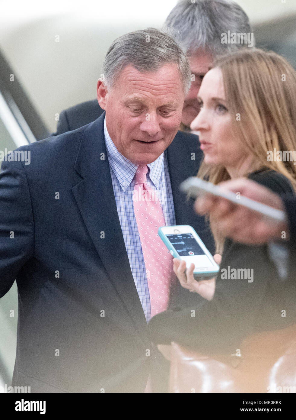 United States Senator Richard Burr (Republikaner von Nord-carolina), Vorsitzender der US-Senat Select Committee on Intelligence, reist durch den Senat der U-Bahn auf dem Weg zu einer Sondersitzung mit top Intelligenz Beamte für eine klassifizierte Briefing auf ein FBI-Quelle in der Russland Untersuchung im US-Kapitol in Washington, DC am Donnerstag, 24. Mai 2018. Credit: Ron Sachs/CNP/MediaPunch Stockfoto