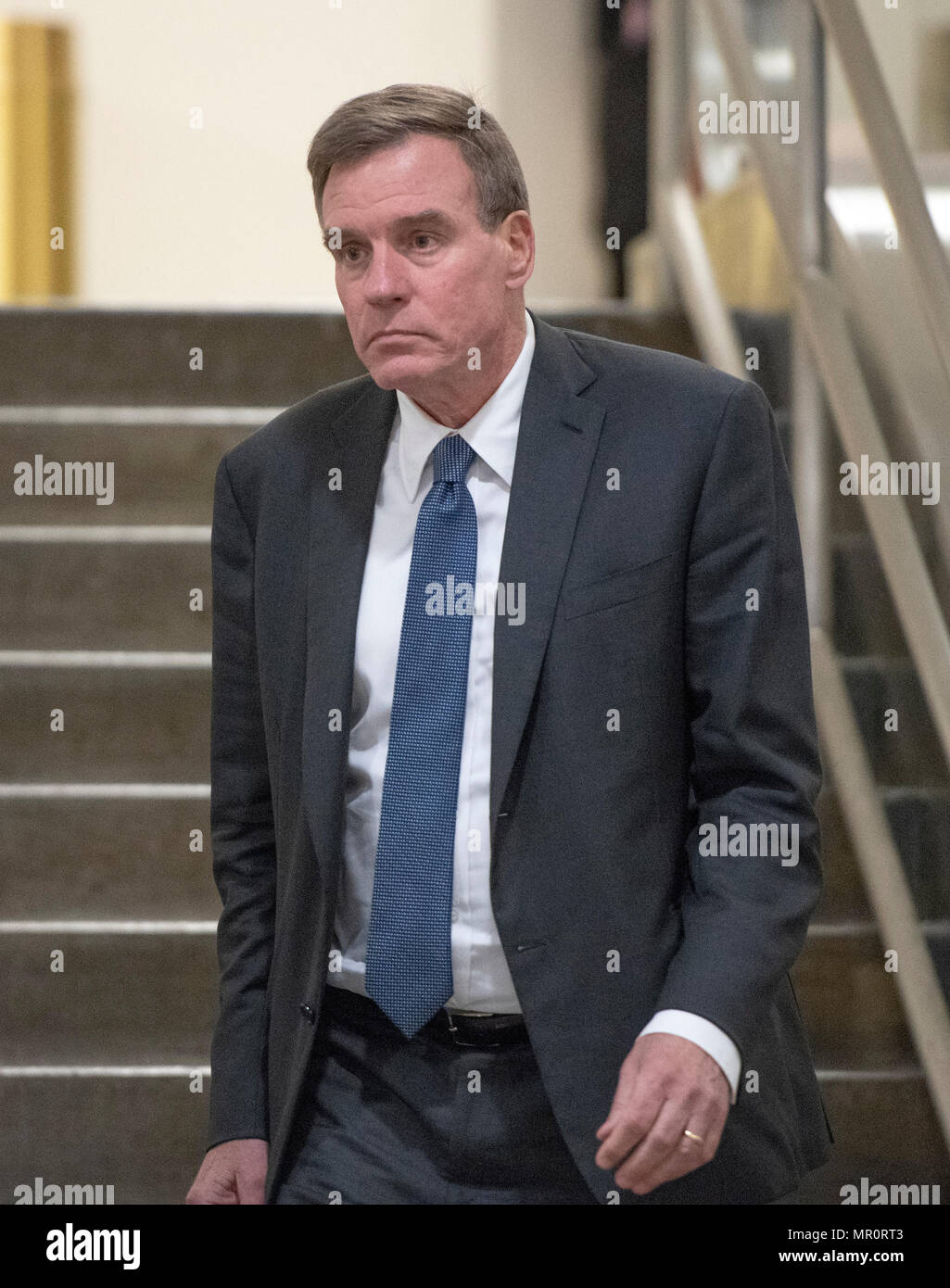 United States Senator Mark Warner (Demokrat von Virginia), Ranking Mitglied des US-Senats Select Committee on Intelligence, reist durch den Senat der U-Bahn auf dem Weg zu einer Sondersitzung mit top Intelligenz Beamte für eine klassifizierte Briefing auf ein FBI-Quelle in der Russland Untersuchung im US-Kapitol in Washington, DC am Donnerstag, 24. Mai 2018. Credit: Ron Sachs/CNP/MediaPunch Stockfoto