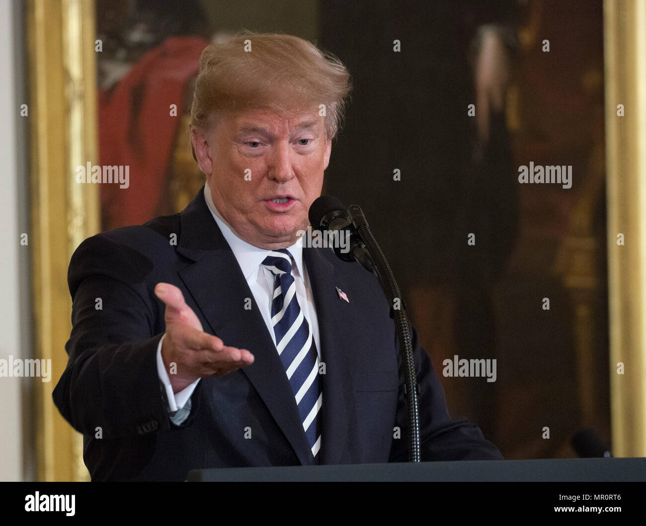 Präsidenten der Vereinigten Staaten Donald J. Trumpf spricht vor der Präsentation der Ehrenmedaille für die pensionierten Master Chief Petty Officer Britt K. Slabinski im Weißen Haus in Washington, DC, 24. Mai 2018. Quelle: Chris Kleponis/CNP/MediaPunch Stockfoto