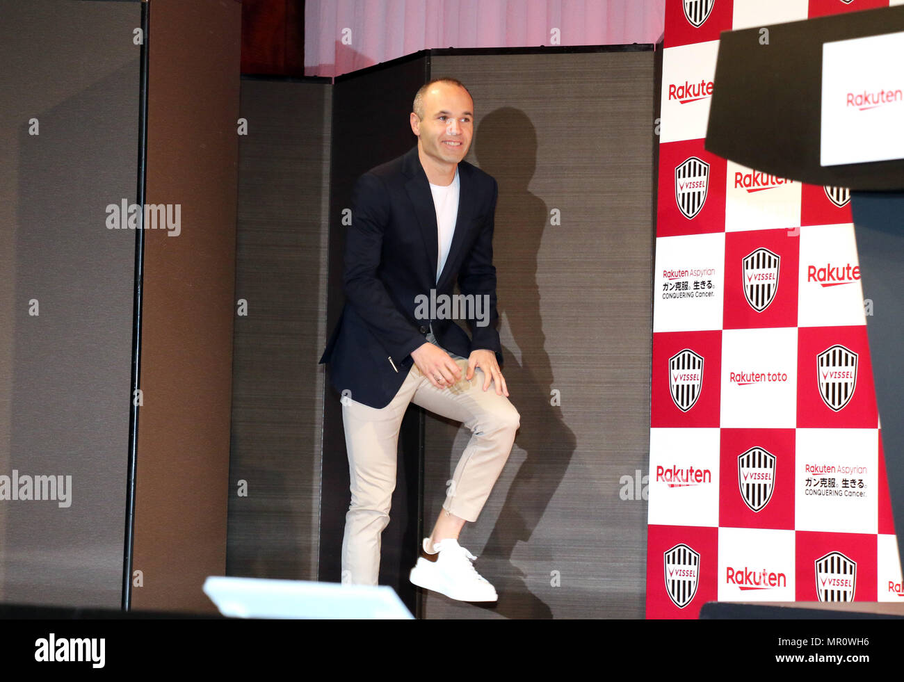 Tokio, Japan. 24. Mai, 2018. Spanische Mittelfeldspieler Andres Iniesta des ehemaligen FC Barcelona kommt auf einer Pressekonferenz als Er verbindet Vissel Kobe in Japan professional Football League J-League in Tokio am Donnerstag, 24. Mai 2018. Vissel Kobe ist im Besitz der Japanischen online commerce Riese Rakuten und RAKUTEN ist jetzt einheitliche Sponsor des FC Barcelona. Credit: Yoshio Tsunoda/LBA/Alamy leben Nachrichten Stockfoto