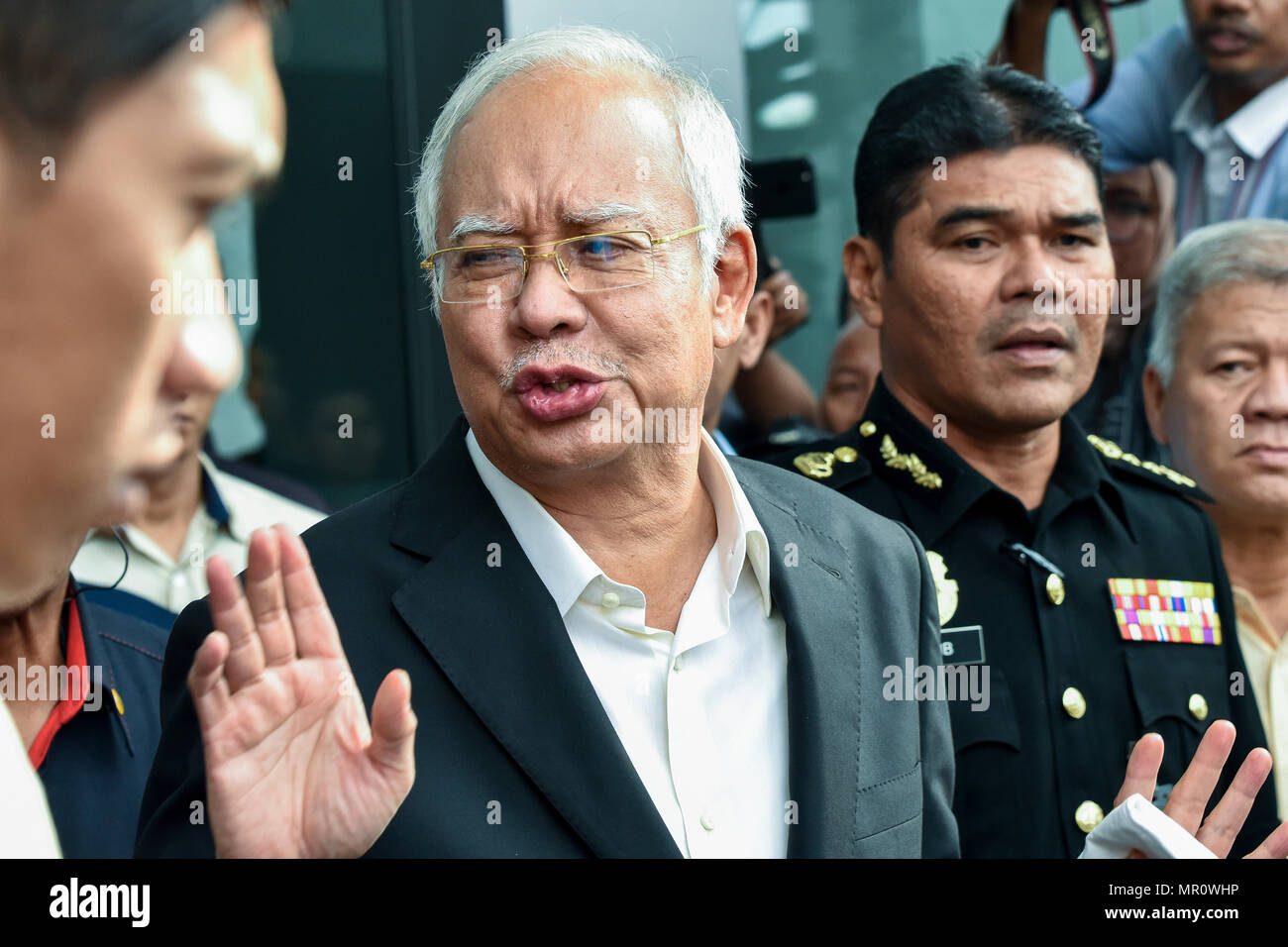 Putrajaya, Malaysia. 24. Mai, 2018. Malaysia's ehemalige Premierminister Najib Razak spricht zu drücken, um vor der Malaysischen Anti-Korruptions-Kommission (MACC) am 24. Mai in Putrajaya, Malaysia 2018. Najib genannt Aussage über 1 MDB zu geben (1 Malaysia Entwicklung Berhad) und SRC internationalen Skandale, die eine von mehreren Milliarden US-Dollar Korruption verwickelt. Quelle: Chris Jung/Alamy leben Nachrichten Stockfoto