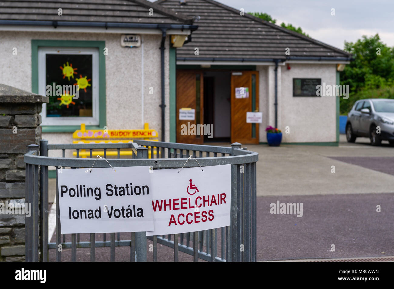 Schull, Irland. 25 Mai, 2018. Heute ist Referendum Tag auf die Achte Änderung der Verfassung 1983, die Mütter von Abtreibungen verbietet. Die heutige Abstimmung ist, ob zur Beibehaltung der verfassungsrechtlichen Verbot der Abtreibung oder aufheben. Abgebildet ist das Wahllokal in Scoil Mhuire nationale Schule, Schull, West Cork, Irland. Credit: Andy Gibson/Alamy Leben Nachrichten. Stockfoto