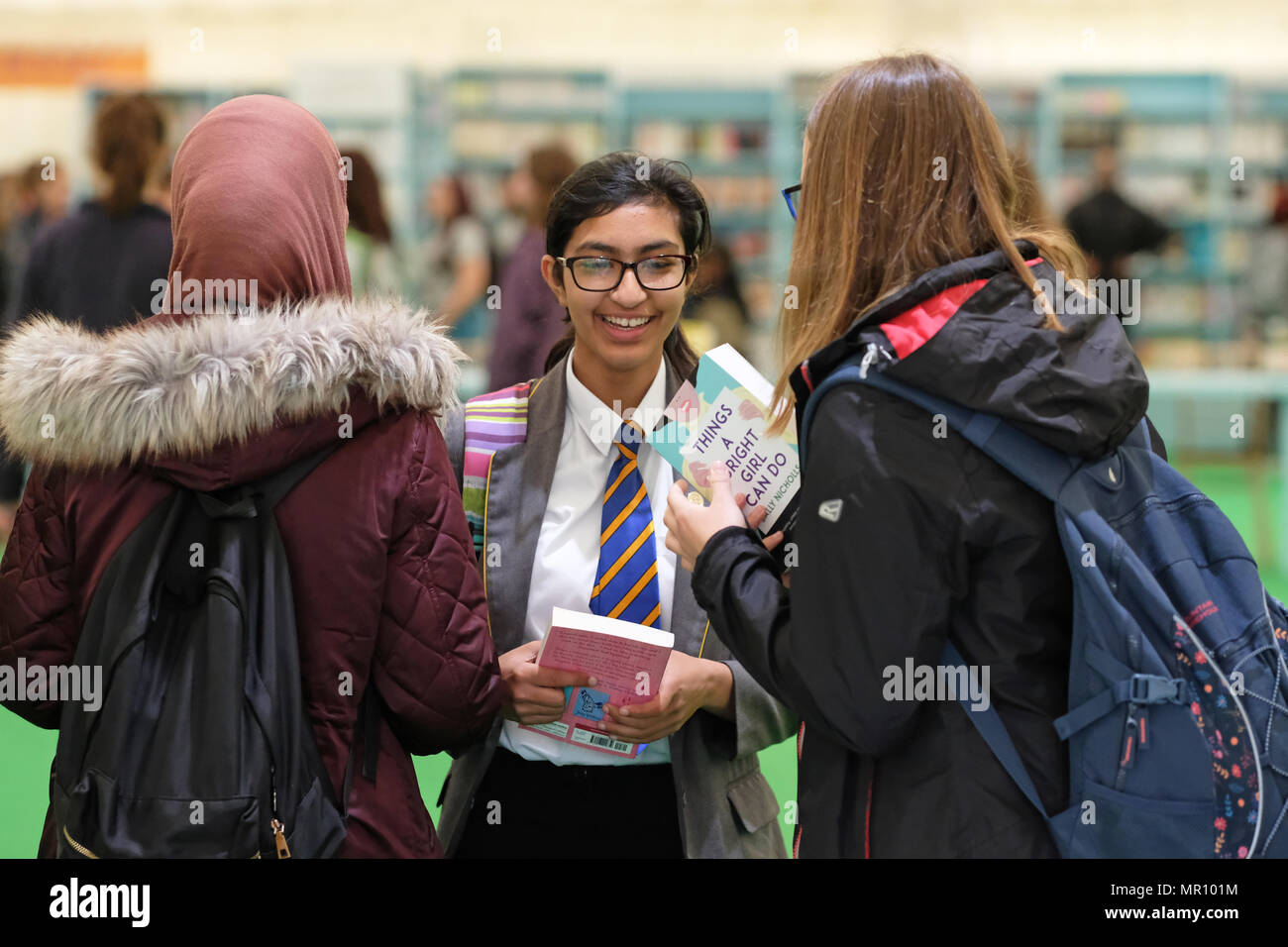 Hay Festival, Heu auf Wye, UK - Mai 2018 - Schüler der Sekundarstufe besuchen Sie die Hay Festival Buchhandlung zwischen Ereignissen - viel von der heutigen Hay Festival Programm richtet sich an Schülerinnen und Schüler - Foto Steven Mai/Alamy Leben Nachrichten ausgerichtet Stockfoto