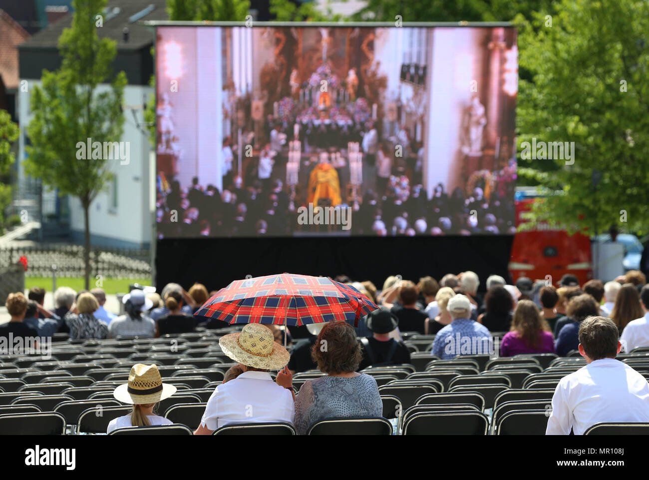 25. Mai 2018, Deutschland, Altshausen: Das begräbnis von Herzog Friedrich von Württemberg, die in einem Autounfall starb, ist öffentlich übertragen. Nach ein Palast, Sprecher, 2000 Trauernde werden erwartet, um die Zeremonie zu sorgen. Foto: Karl-Josef Hildenbrand/dpa Stockfoto