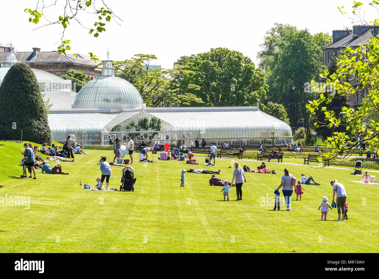 Botanic Gardens, Glasgow, Schottland, Großbritannien, 25. Mai 2018: Großbritannien Wetter - junge Familien genießen Sie den Sonnenschein in Glasgow Botanic Gardens Credit: Kay Roxby/Alamy leben Nachrichten Stockfoto