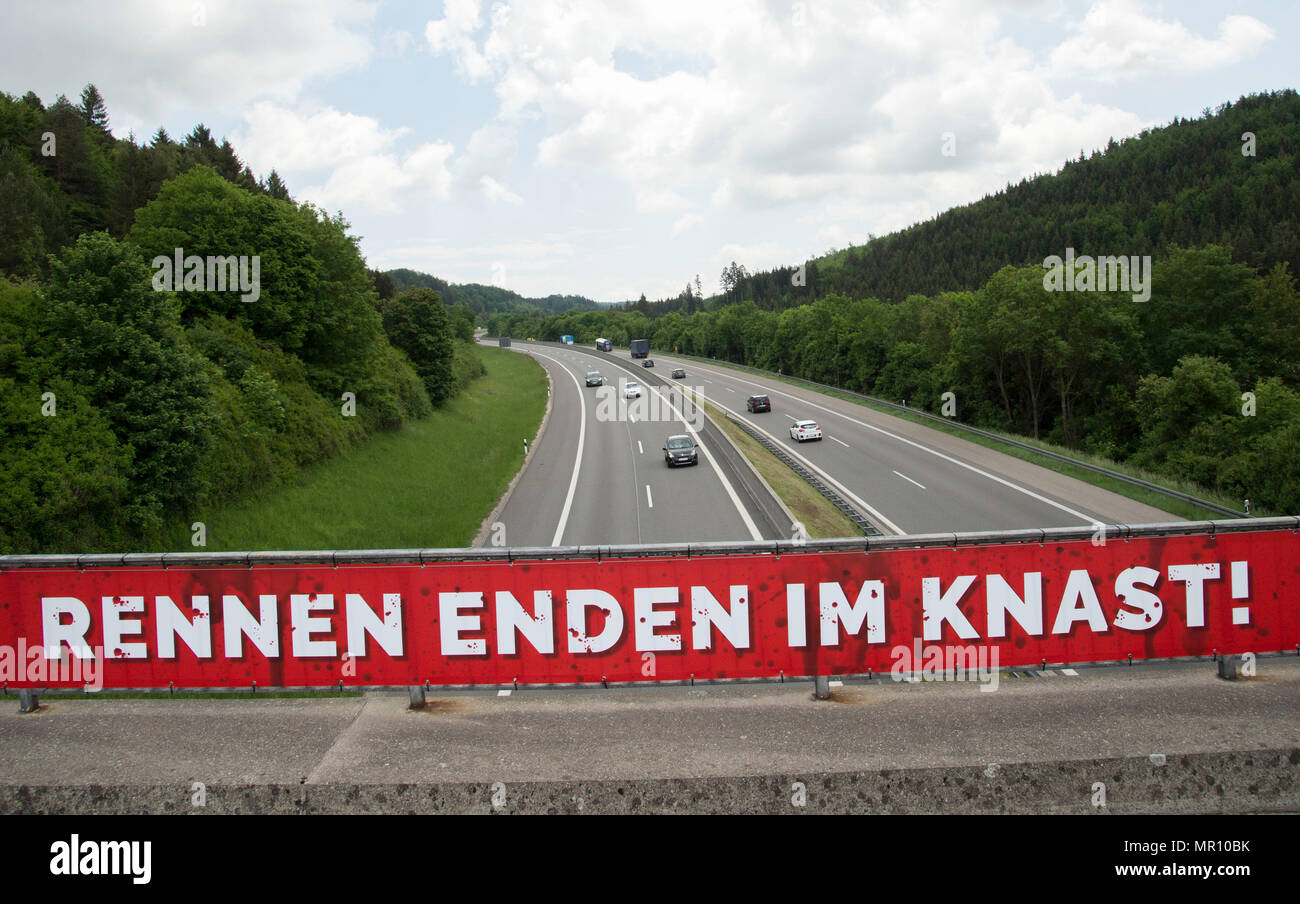 24. Mai 2018: Deutschland, Geisingen: ein Banner, der reiling einer Brücke über eine Autobahn verbunden ist, lautet "todesfahrt" (Lit. Schwerer drive) als Teil einer Kampagne gegen die illegale Autorennen auf deutschen Autobahnen. Foto: Steffen Schmidt/epa Scanpix Schweden/dpa Stockfoto