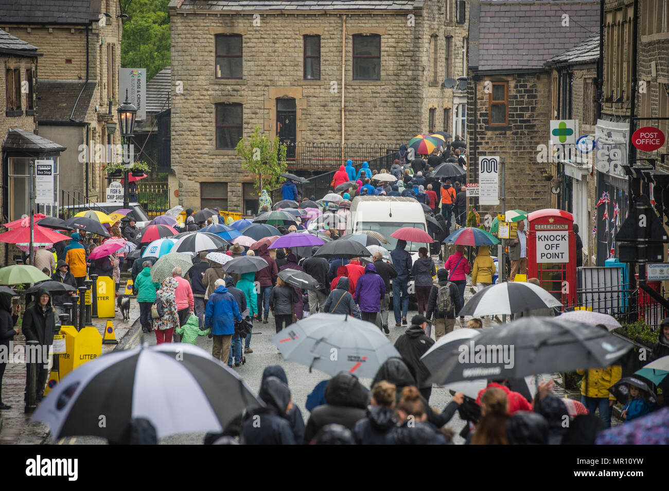 Delph, Großbritannien. 25. Mai 2018. Eine Prozession entlang der High Street während der jährlichen 'Whit Wanderungen" durch das Dorf Delph im Stadtteil Saddleworth, Greater Manchester. Quelle: Matthew Wilkinson/Alamy leben Nachrichten Stockfoto