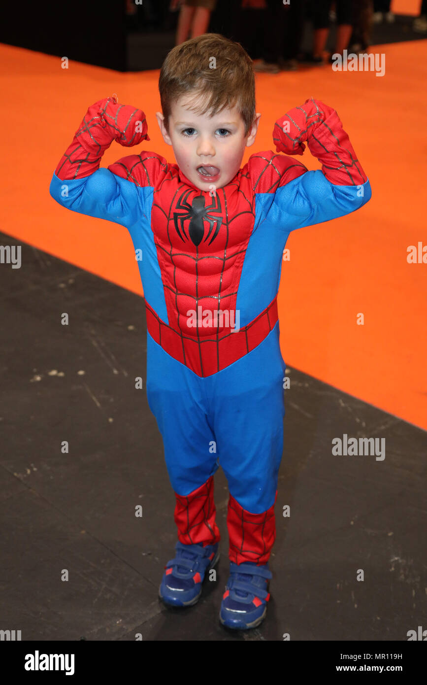 London, Großbritannien. 25. Mai 2018. Teilnehmer gekleidet Spiderman am MCM Comic Con London Festival in Excel in London, England Credit: Paul Brown/Alamy leben Nachrichten Stockfoto