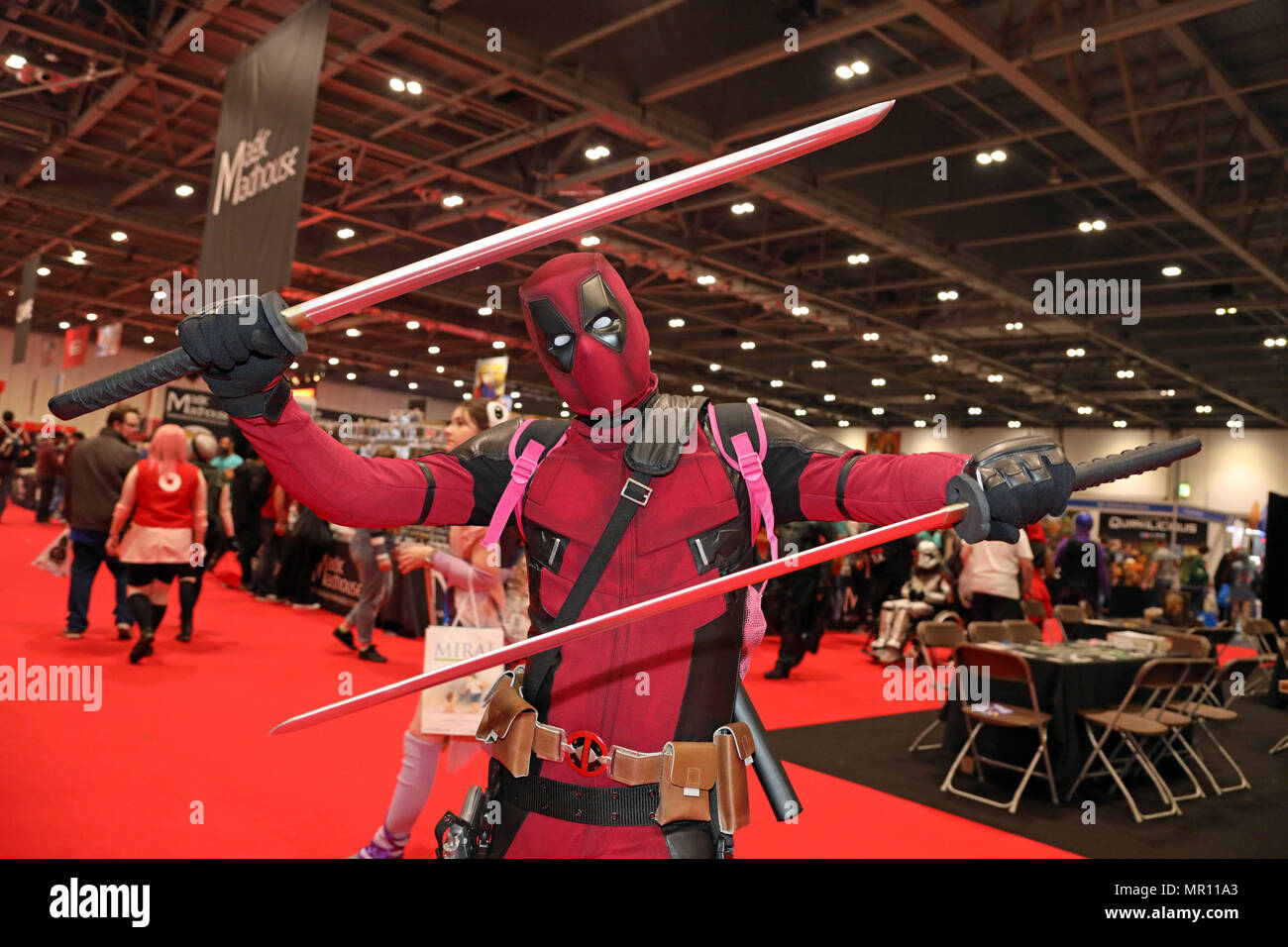 London, Großbritannien. 25. Mai 2018. Teilnehmer gekleidet wie Deadpool am MCM Comic Con London Festival in Excel in London, England Credit: Paul Brown/Alamy leben Nachrichten Stockfoto