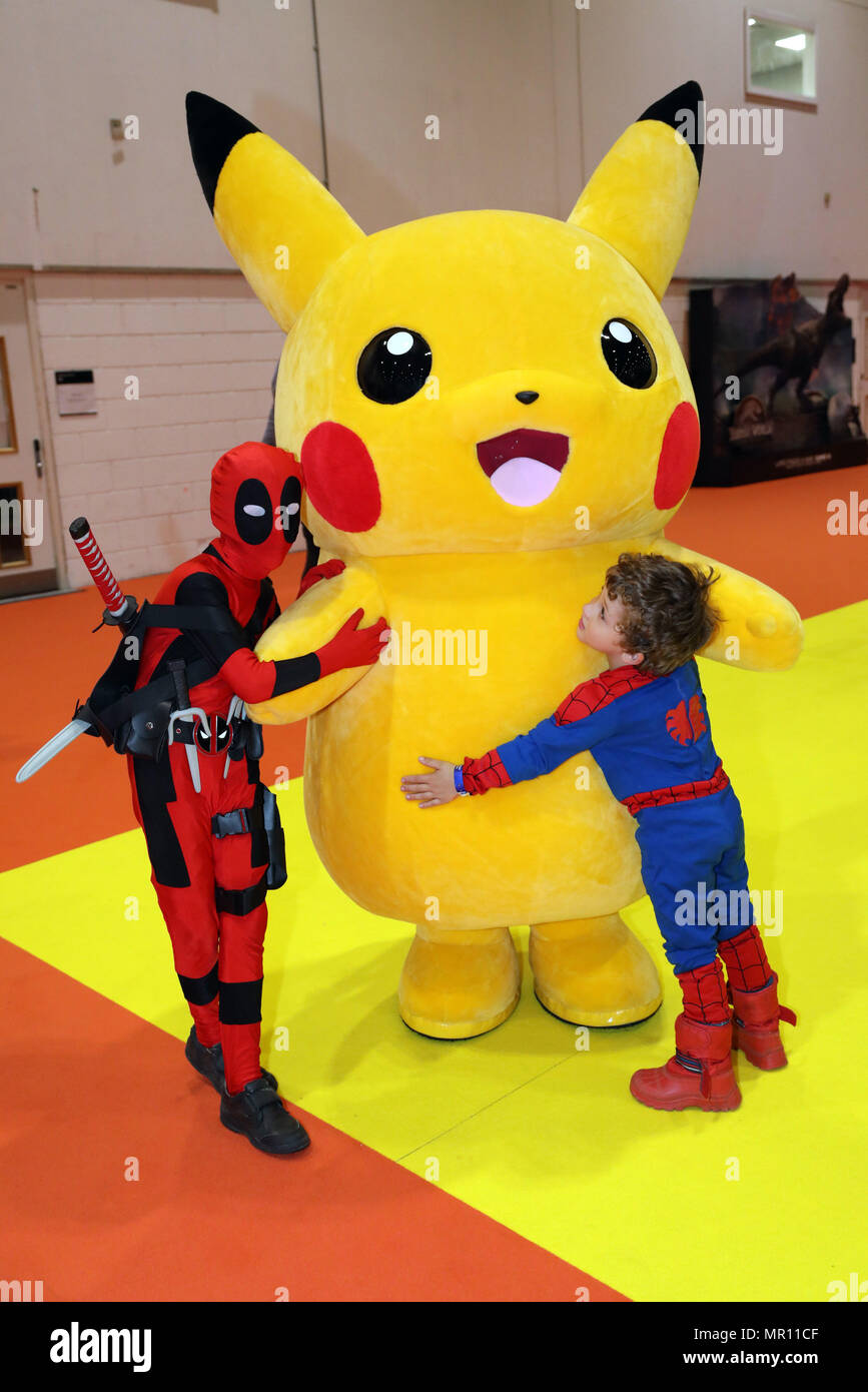 London, Großbritannien. 25. Mai 2018. Pikachu Umarmungen Teilnehmer gekleidet wie Deadpool und Spiderman am MCM Comic Con London Festival in Excel in London, England Credit: Paul Brown/Alamy leben Nachrichten Stockfoto