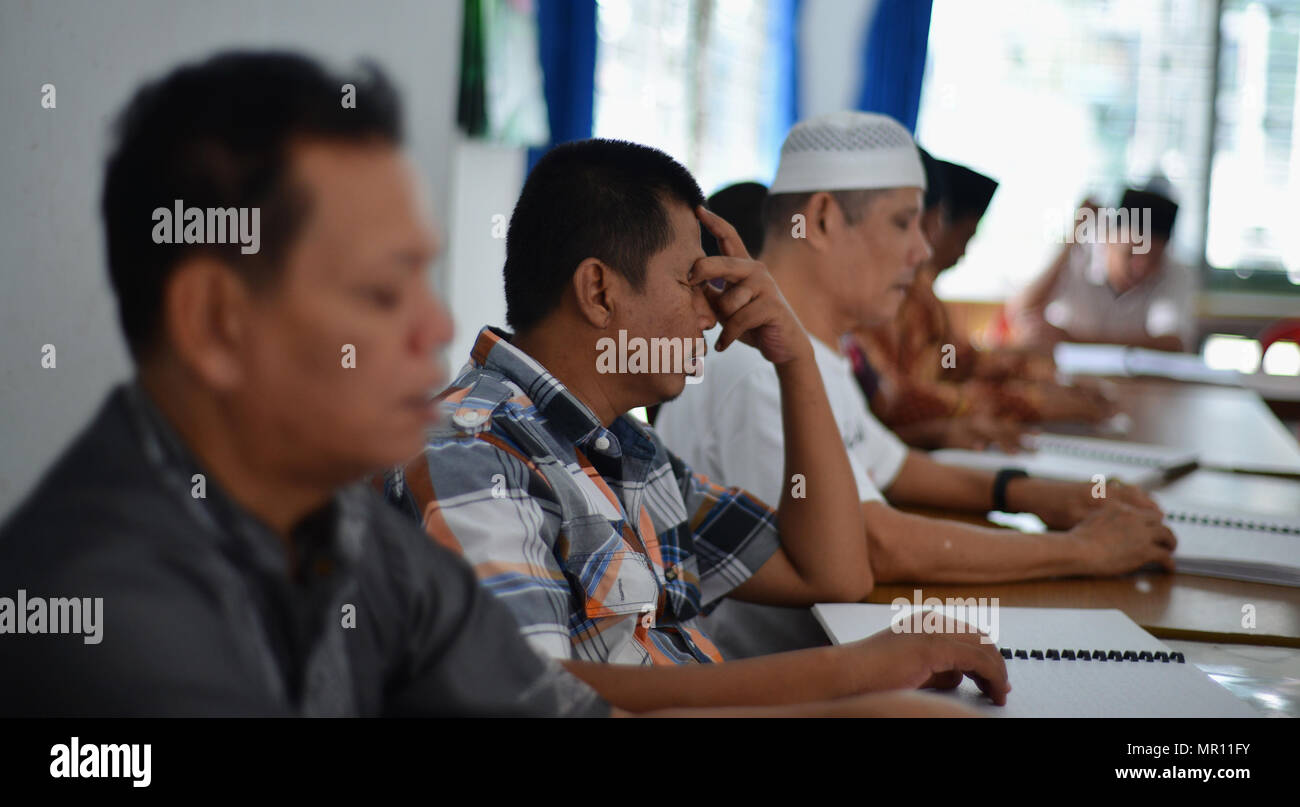 Blind Muslime Männer gesehen Lesen der Blindenschrift Quran während des Ramadan. Muslime in der ganzen Welt sind die Beobachtung des heiligen Monats Ramadan, das Unterlassen von Trinken, Essen und Rauchen von Sonnenaufgang bis Sonnenuntergang. Stockfoto