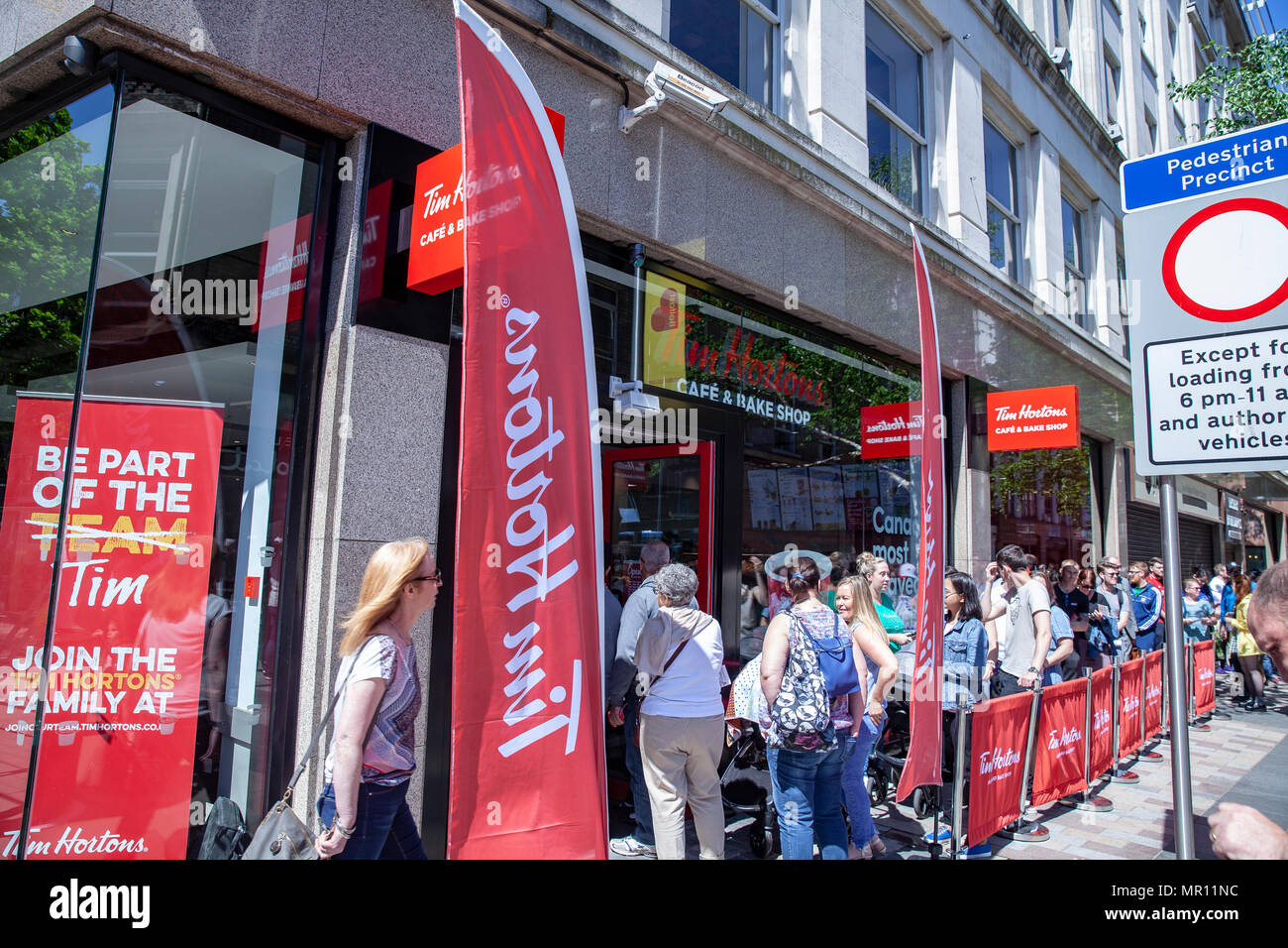 Fountain Street, Belfast, Nordirland. 25. Mai 2018. Lange Schlangen gebildet, wenn Mitglieder der Öffentlichkeit in Einklang erhielt den Kaffee und Donuts im neu eröffneten Kanadischen Donut und Kaffee Kette Tim Hortons zu versuchen. Es ist das erste Restaurant in Nordirland Foto: Sean Harkin/Alamy leben Nachrichten Stockfoto