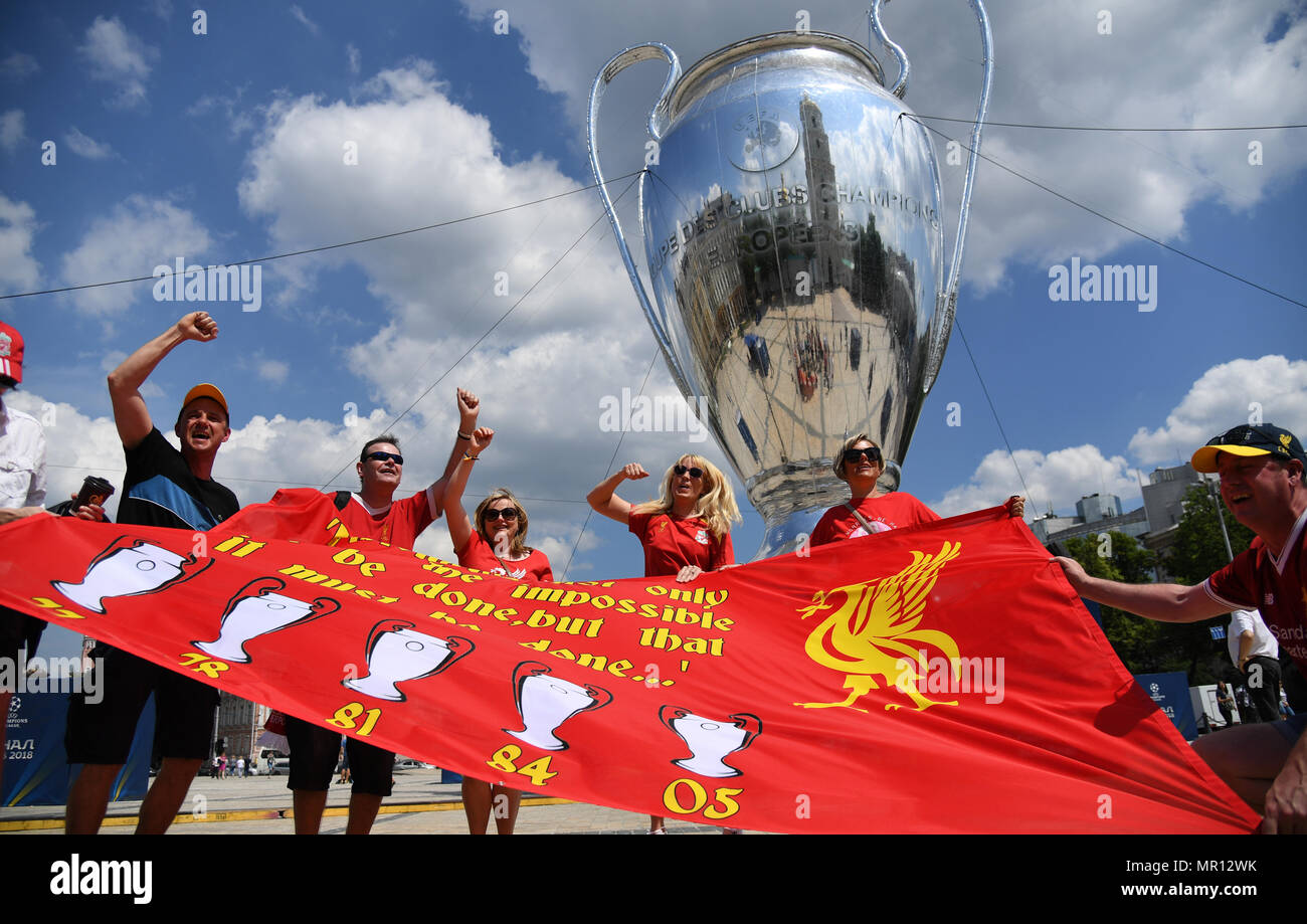 25 Mai 2018 In Der Ukraine Kiew Liverpools Fans Mit Einem Club Flagge Vor Eine Uberdimensionale 25 Mai 2018 In Der Ukraine Kiew Liverpools Fans Mit Einem Club Flagge Vor Eine Uberdimensionale
